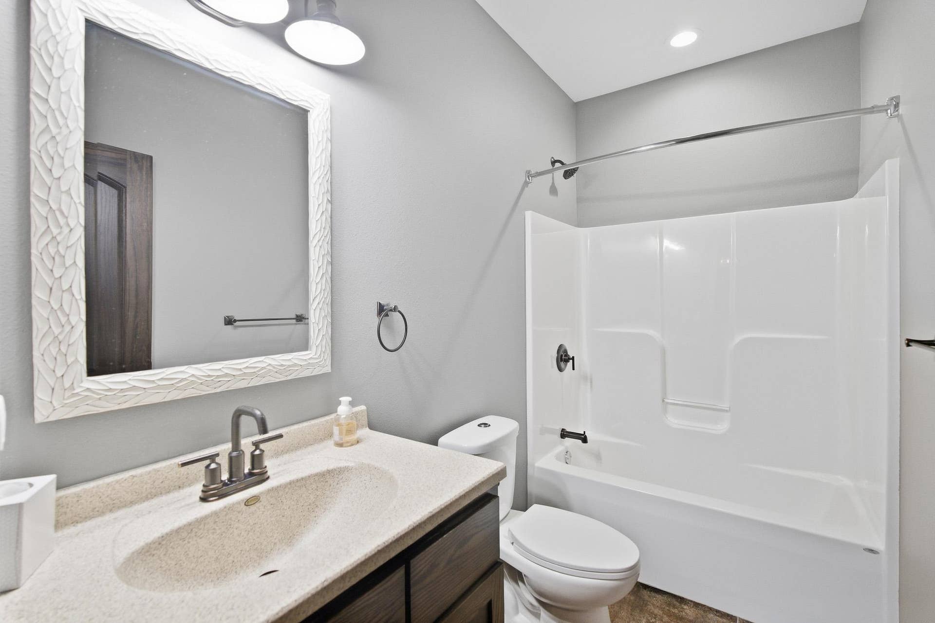 820 Fieldcrest Drive, Mankato, MN 56001 Main-Level Full Bath