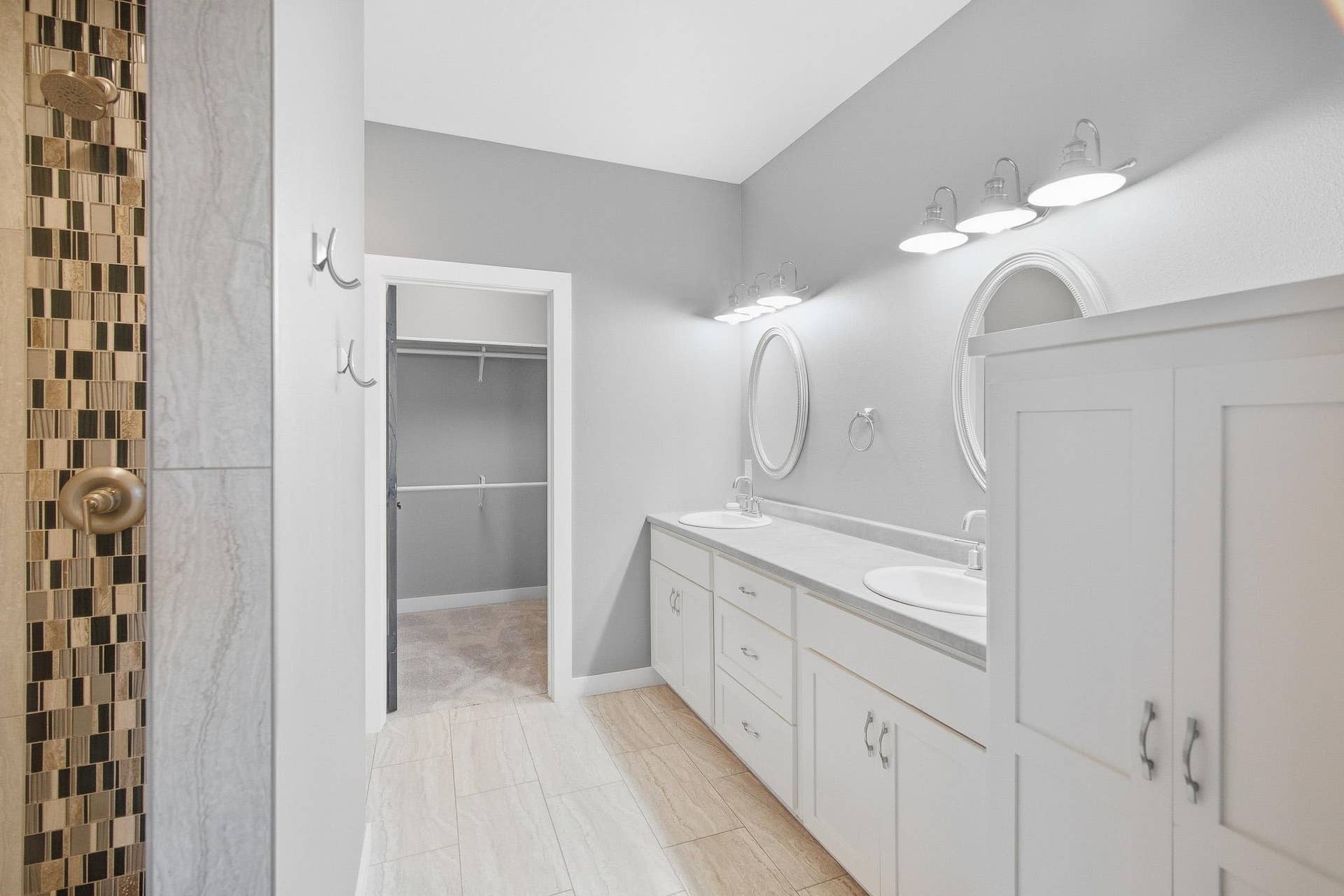 820 Fieldcrest Drive, Mankato, MN 56001 Primary Ensuite