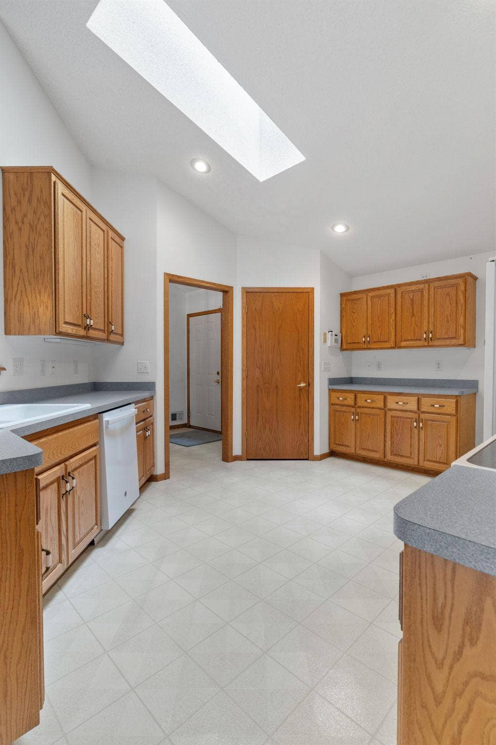 3700 Ladyslipper Lane N, Brooklyn Park, MN 55443 31-web-or-mls-3700 Ladyslipper N-35.jpg