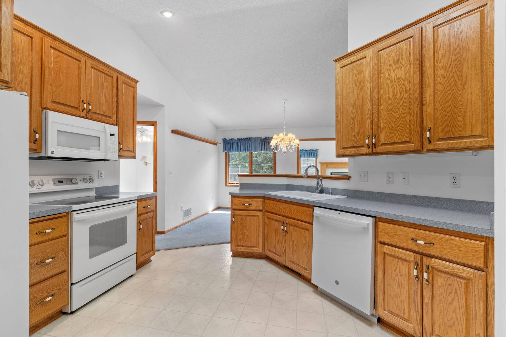 3700 Ladyslipper Lane N, Brooklyn Park, MN 55443 21-web-or-mls-3700 Ladyslipper N-23.jpg