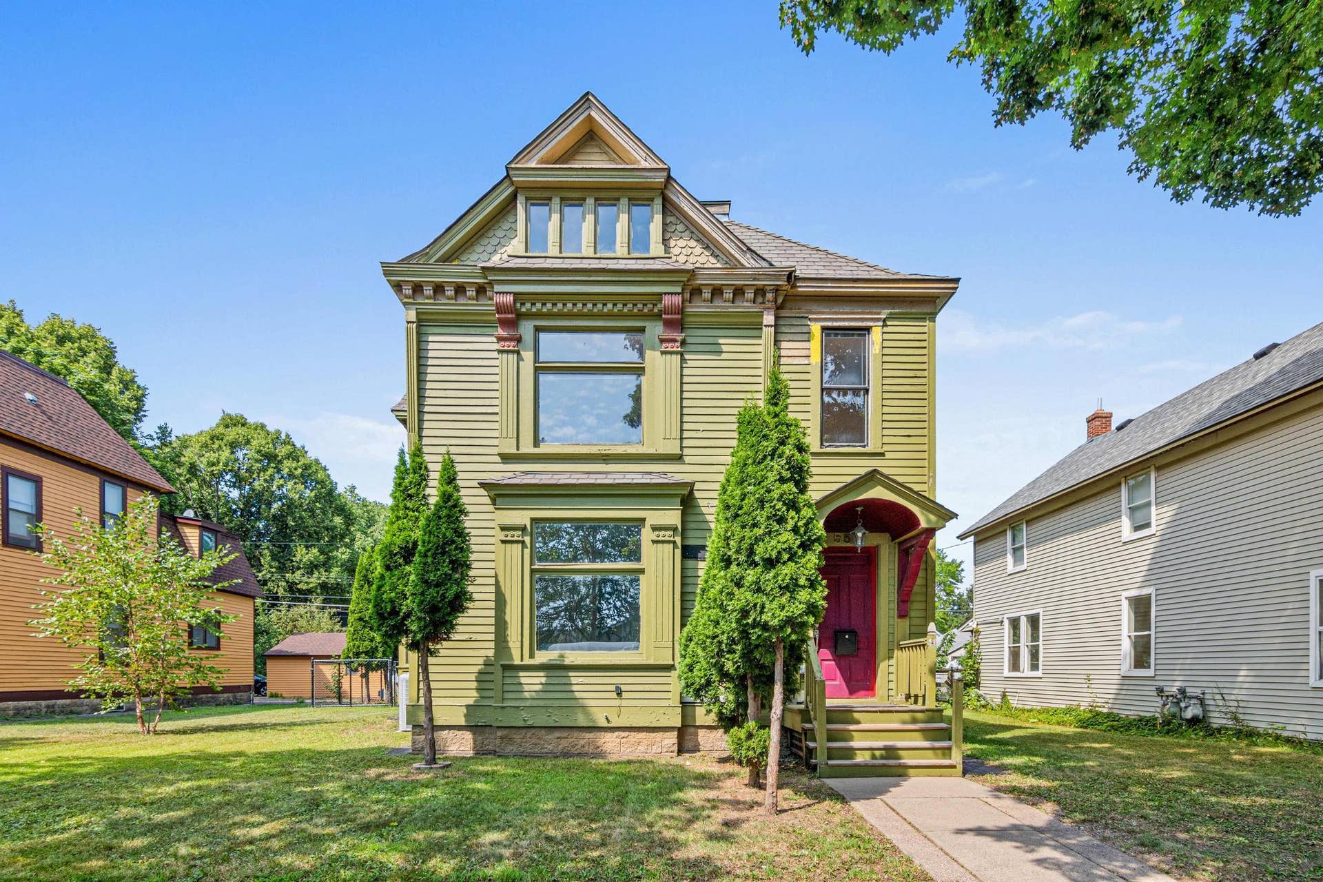 Welcome to 553 Sherburne Ave, Saint Paul