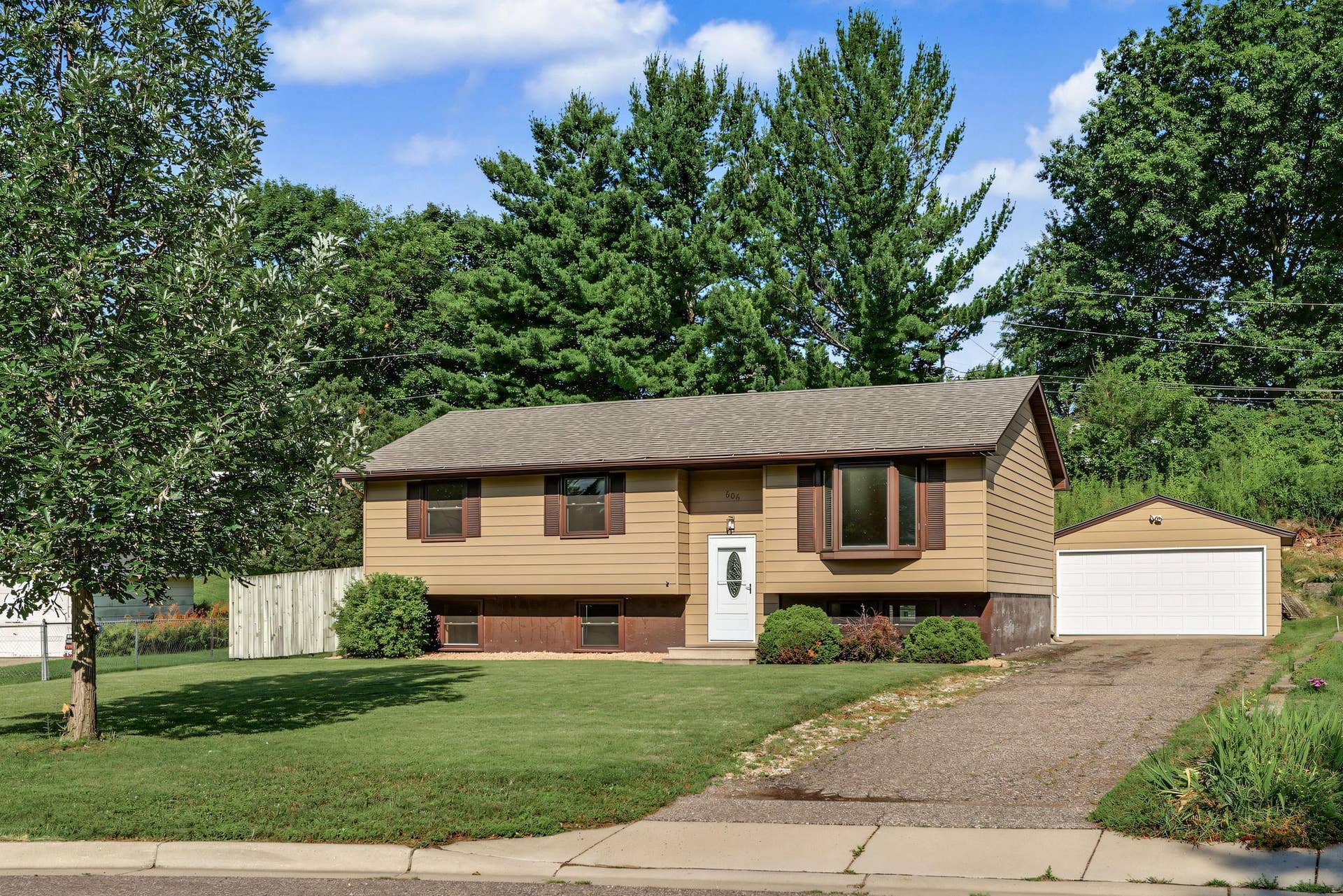 606 Grospoint Lane N, Oakdale, MN 55128 Welcome to 606 Grospoint Lane North!
