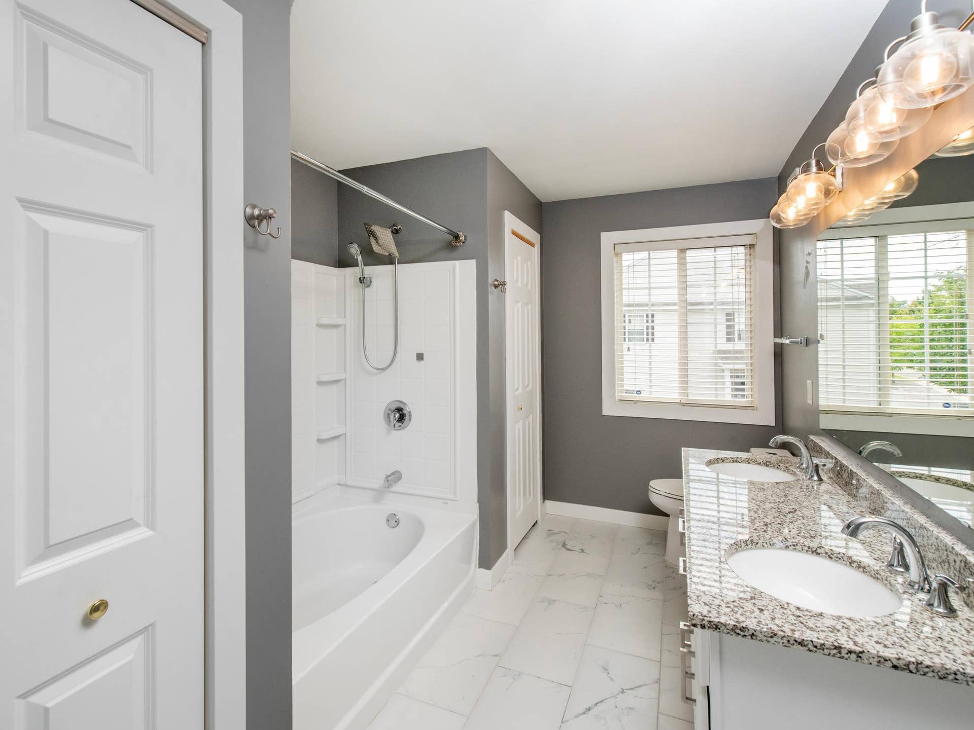 11011 Oak Grove Circle, #B, Woodbury, MN 55129 2nd floor full bath