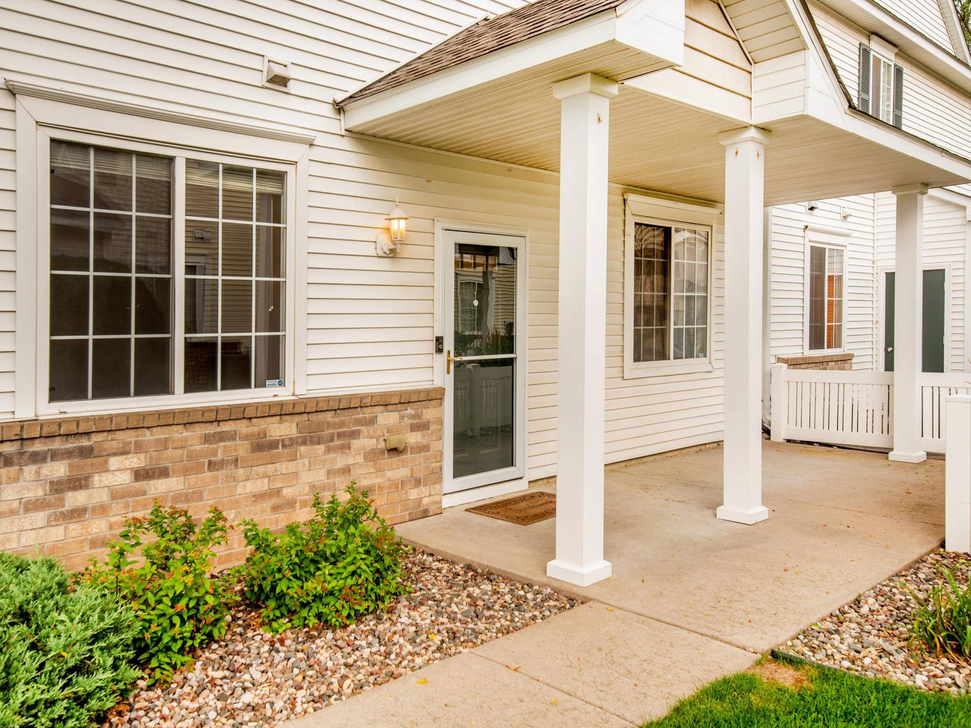 11011 Oak Grove Circle, #B, Woodbury, MN 55129 Oversized windows