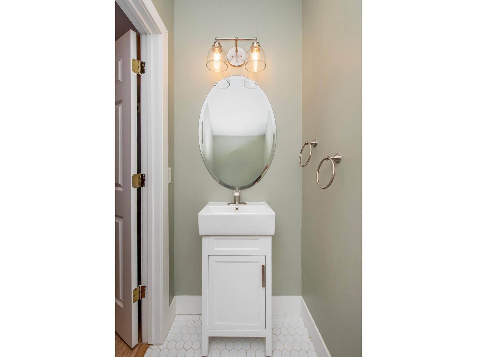 11011 Oak Grove Circle, #B, Woodbury, MN 55129 Main floor bathroom