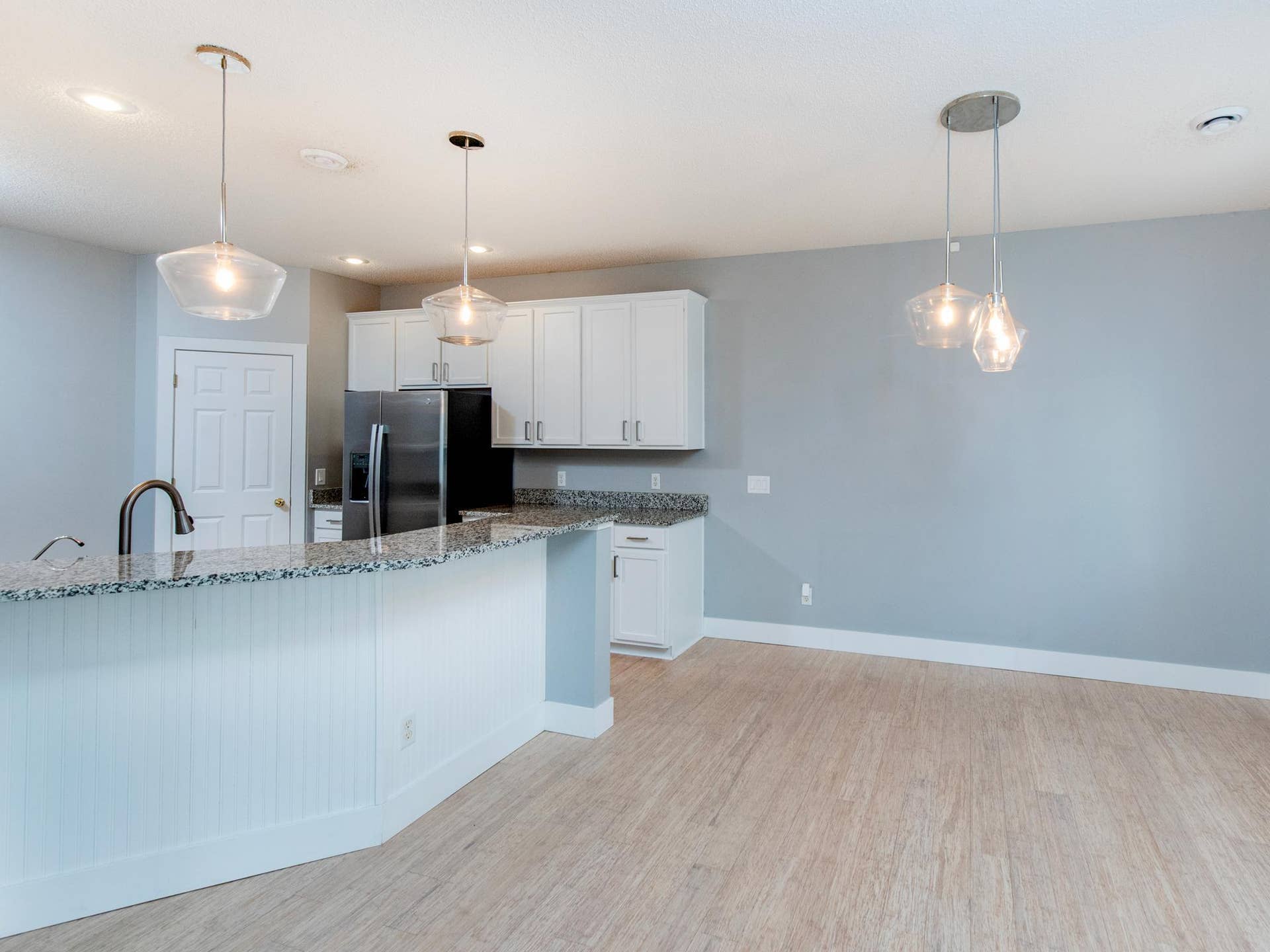 11011 Oak Grove Circle, #B, Woodbury, MN 55129 Convenient breakfast bar