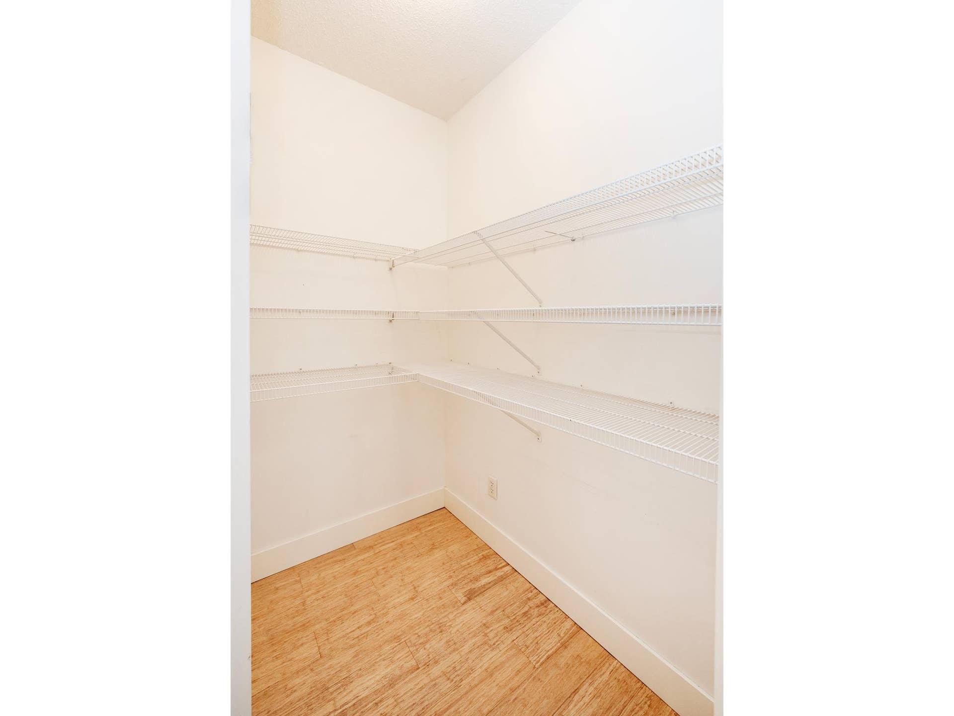 11011 Oak Grove Circle, #B, Woodbury, MN 55129 Large pantry