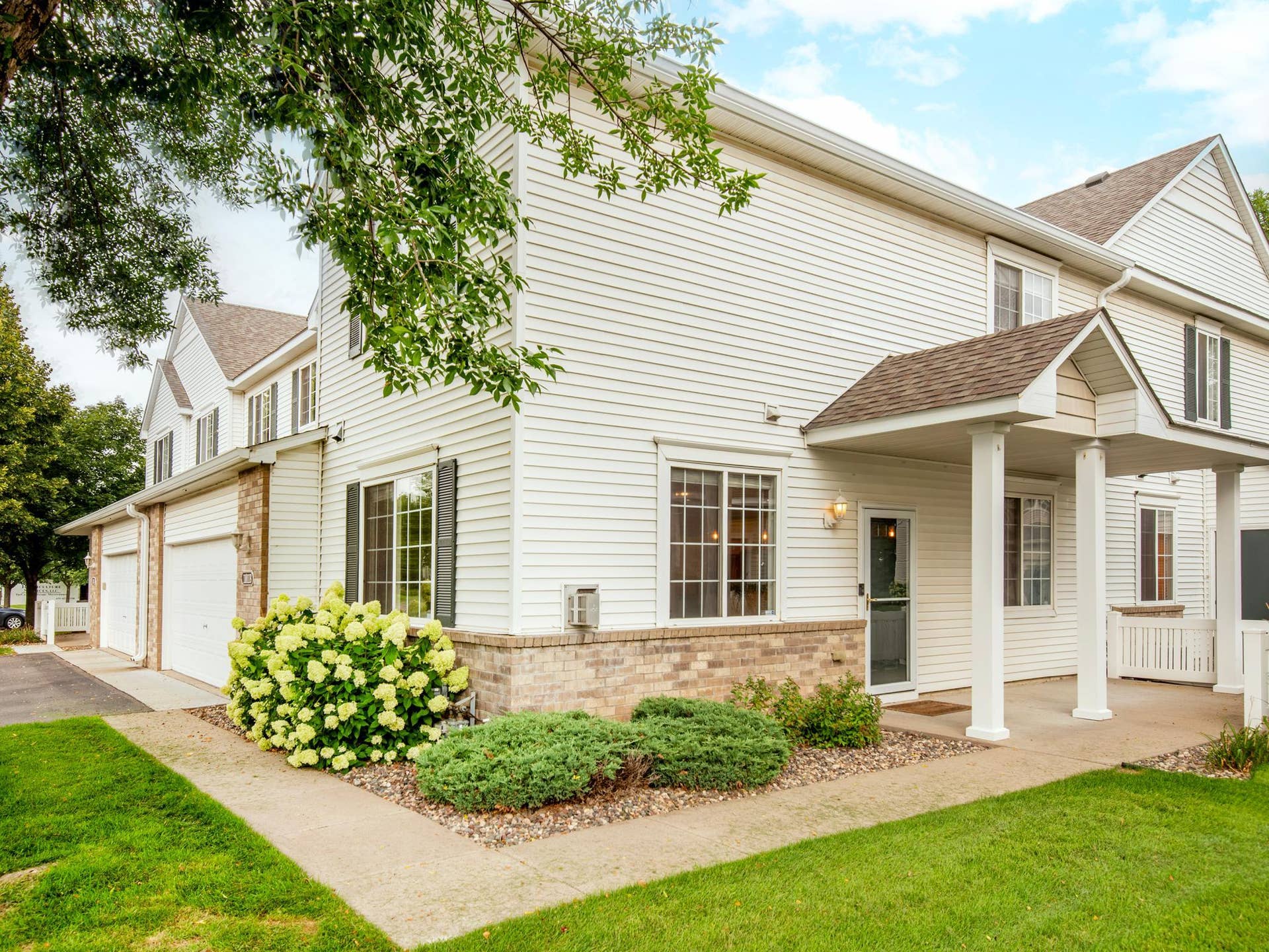 11011 Oak Grove Circle, #B, Woodbury, MN 55129 Lovely landscaping