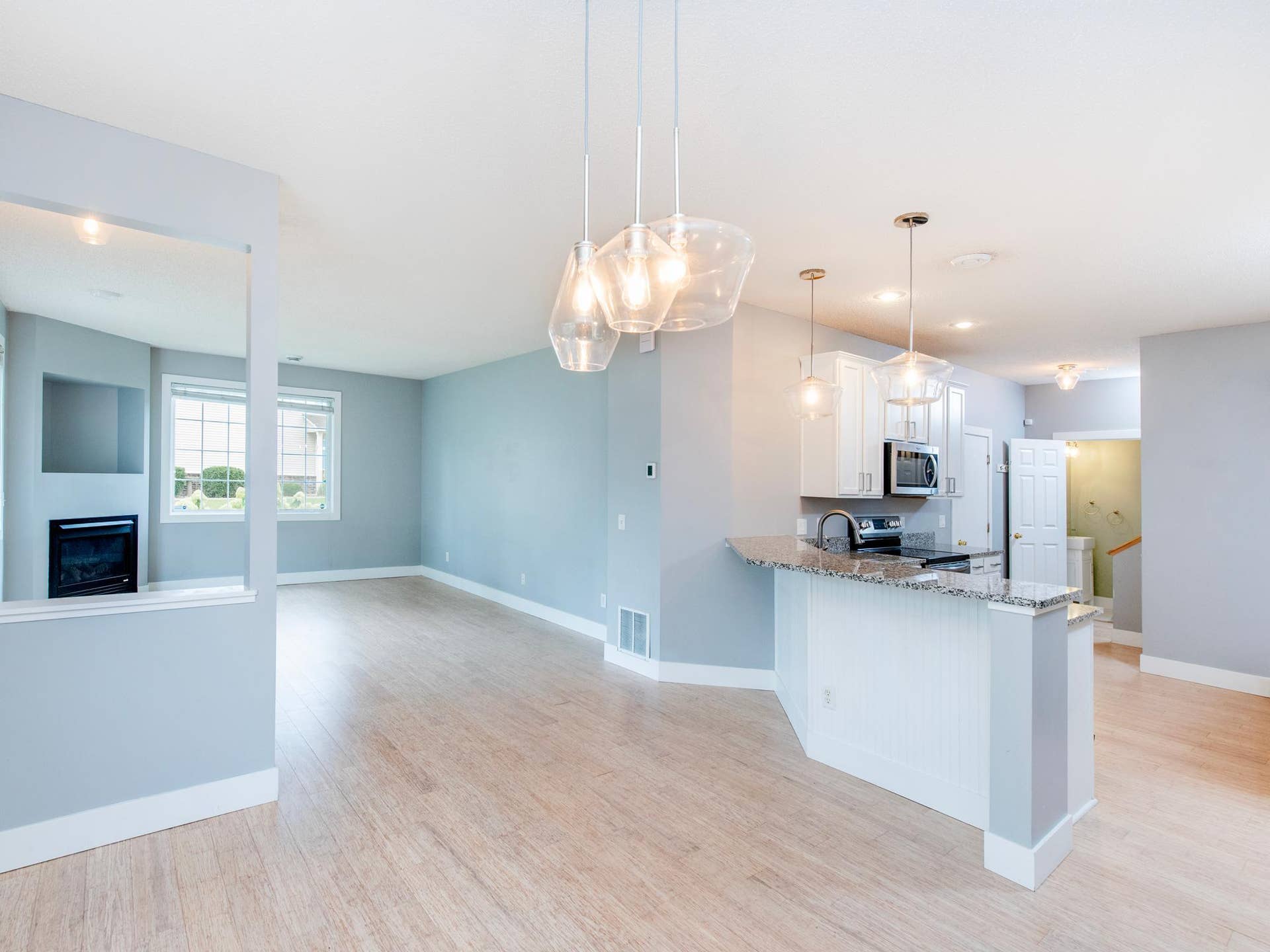 11011 Oak Grove Circle, #B, Woodbury, MN 55129 Clean and crisp
