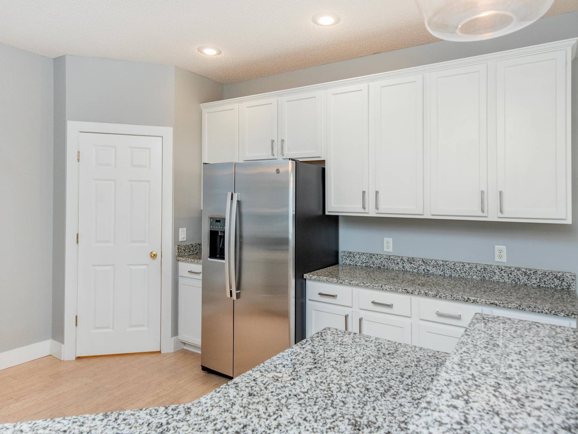 11011 Oak Grove Circle, #B, Woodbury, MN 55129 Lots of cabinet space