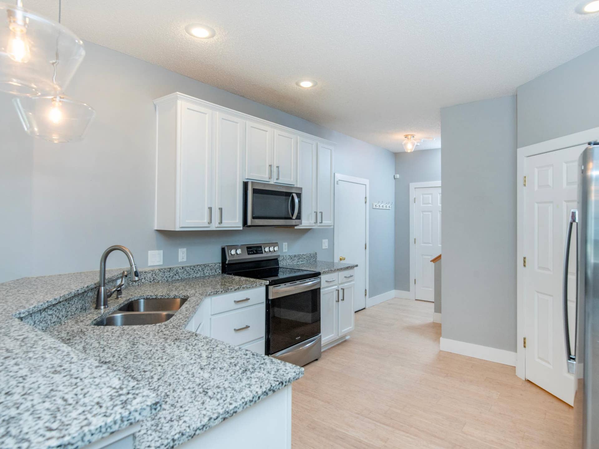 11011 Oak Grove Circle, #B, Woodbury, MN 55129 Plenty of counter space