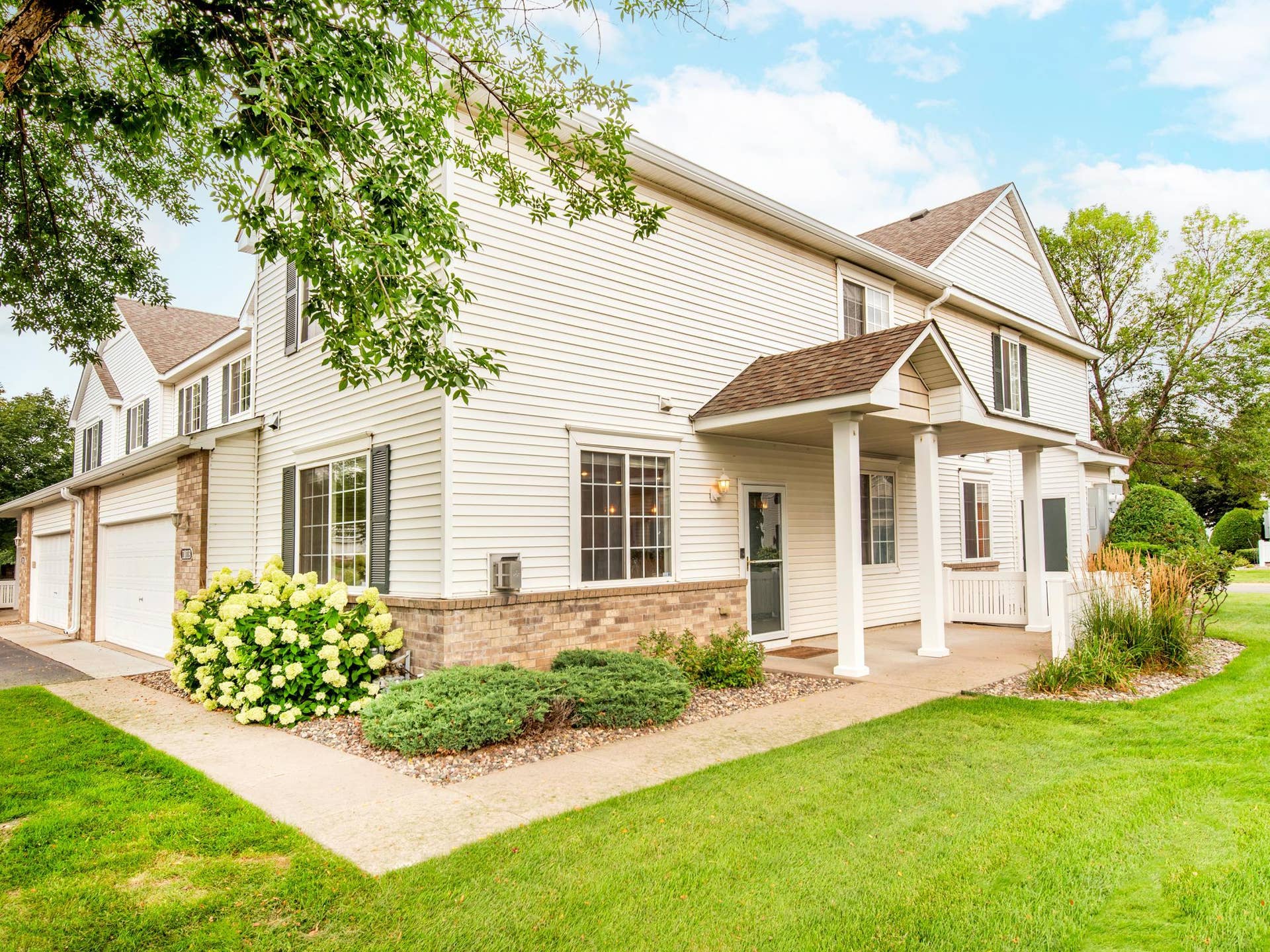 11011 Oak Grove Circle, #B, Woodbury, MN 55129 Two Story, Three Bedroom