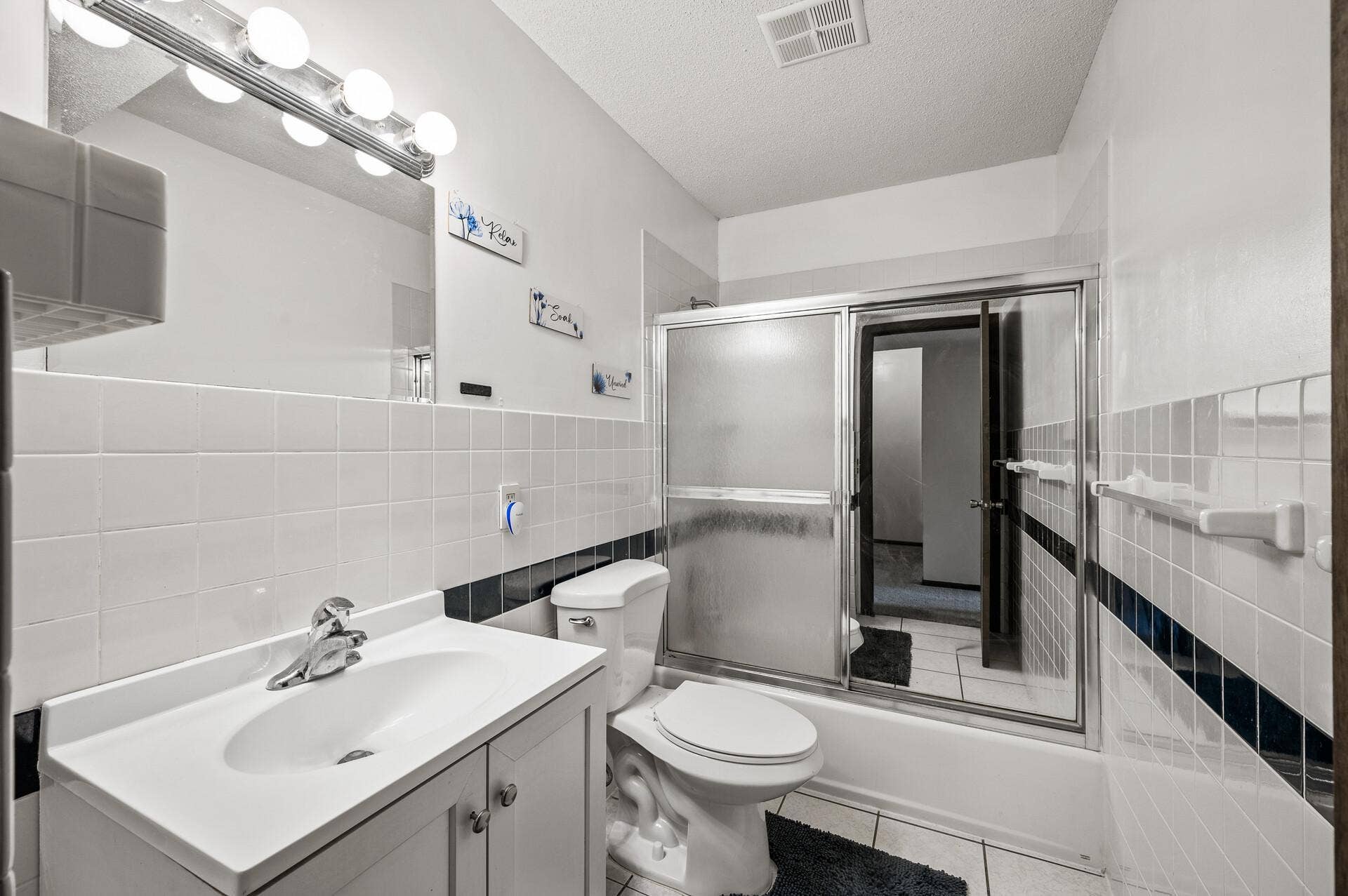 7501 62nd Court N, Brooklyn Park, MN 55428 Full Bathroom