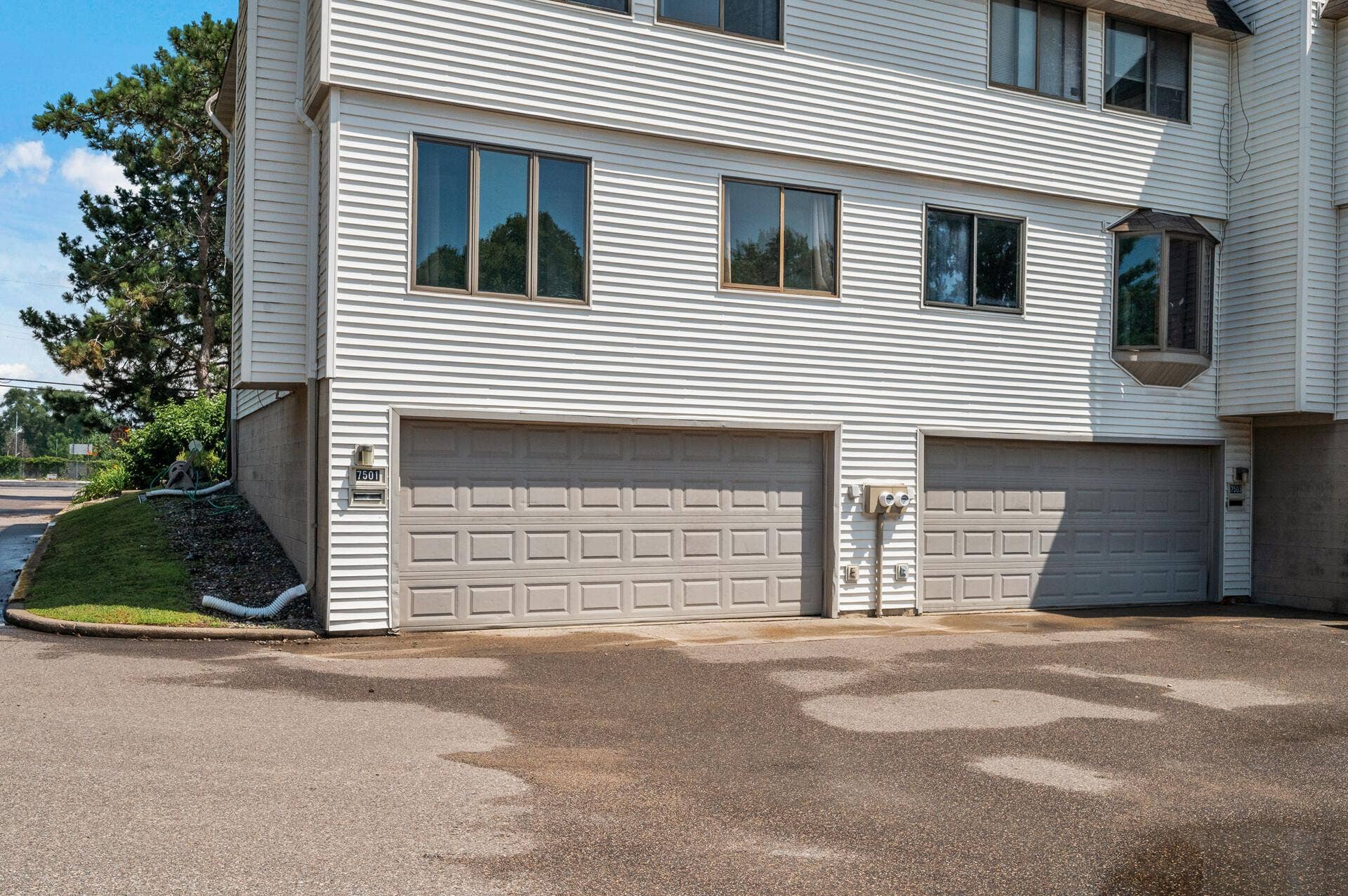 7501 62nd Court N, Brooklyn Park, MN 55428 Garage