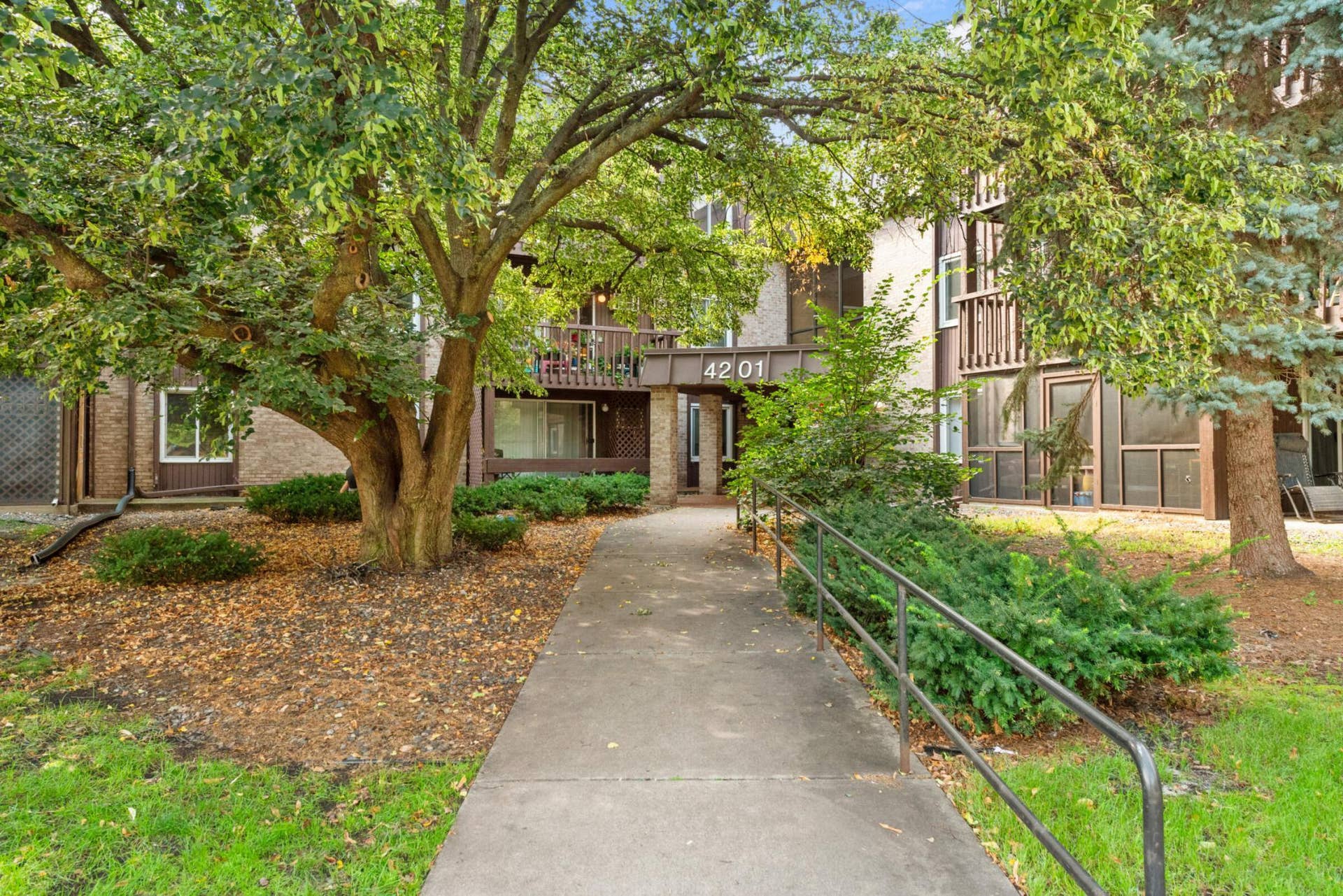 4201 Lakeside Avenue N, #113, Brooklyn Center, MN 55429 Welcome to Beach Condominiums, a peaceful community nestled beside Twin Lake Beach Park and the Twin Lakes Regional Trail in Brooklyn Center.
