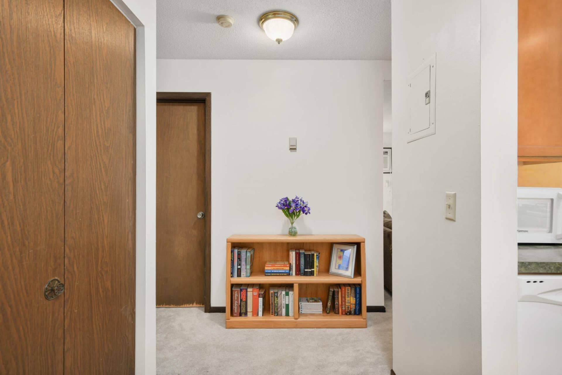 4201 Lakeside Avenue N, #113, Brooklyn Center, MN 55429 The foyer opens into the main living area, offering an inviting first impression.