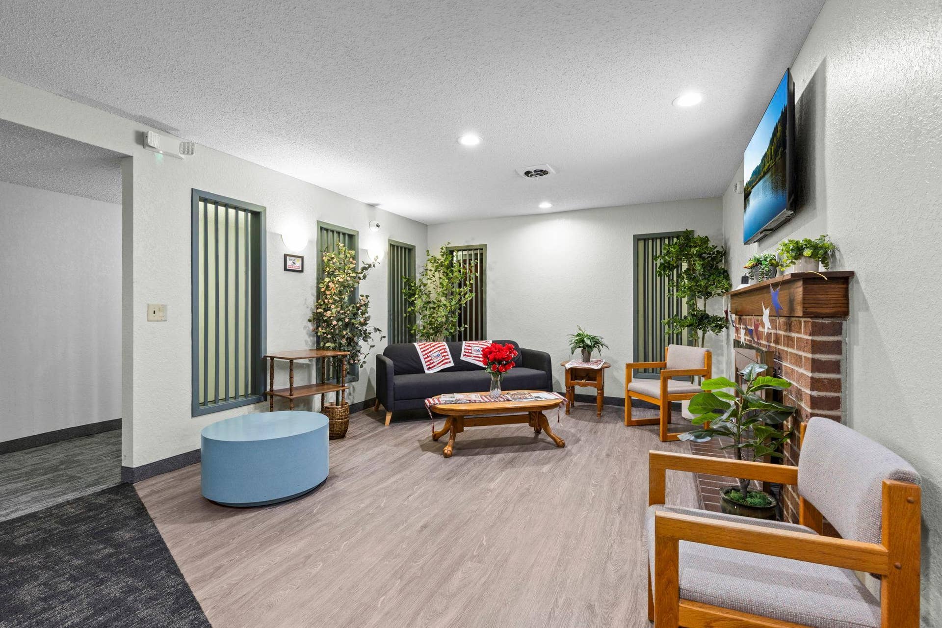 4201 Lakeside Avenue N, #214, Brooklyn Center, MN 55429 Community sitting area offering a comfortable space to relax, socialize, and connect with neighbors.