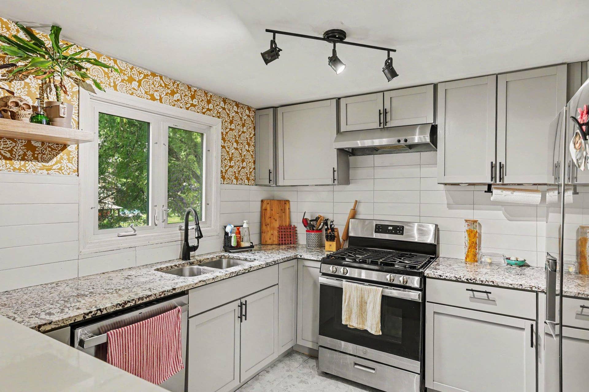 6356 48th Street N, Oakdale, MN 55128 Look at this kitchen!