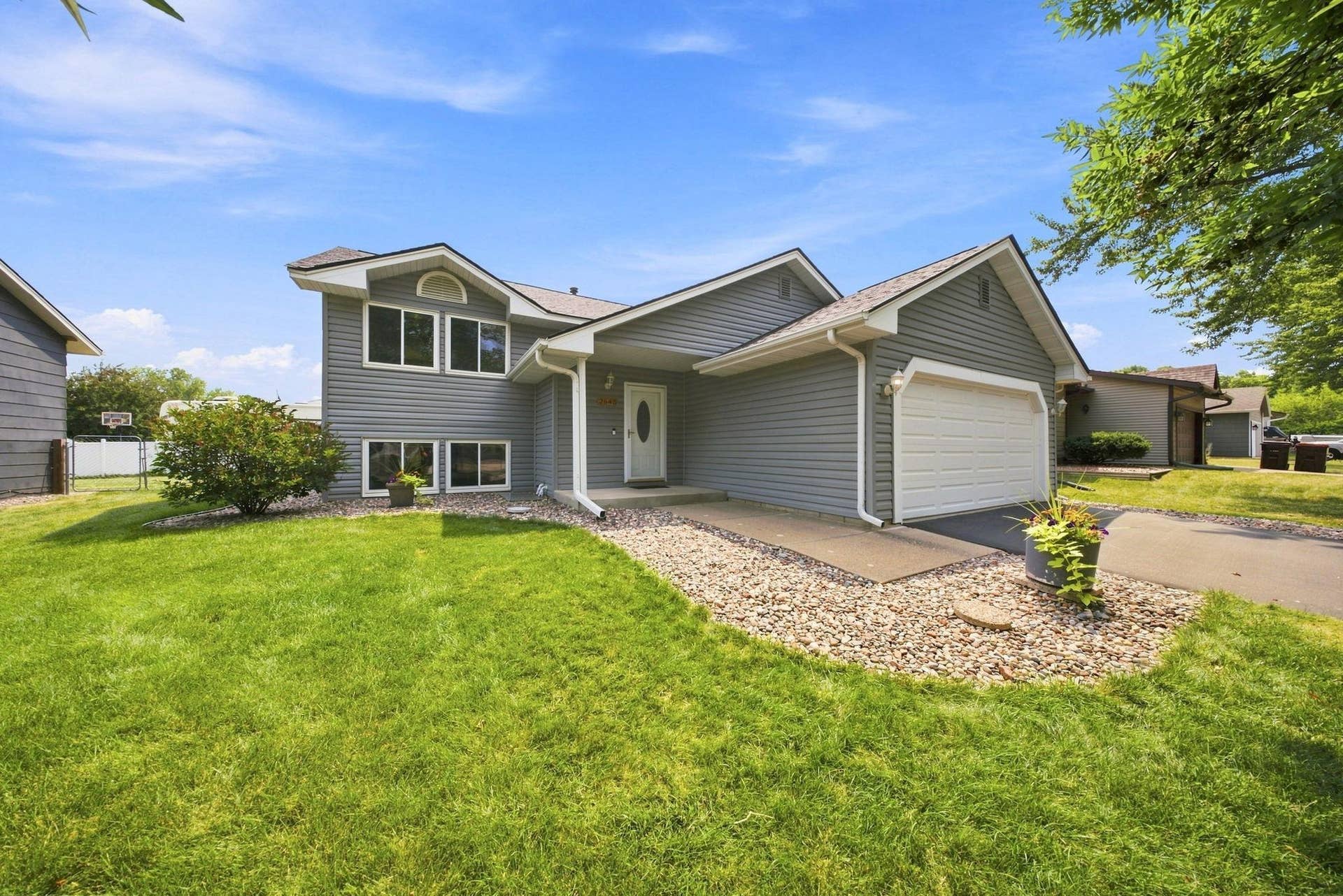 2643 Guthrie Avenue N, Oakdale, MN 55128 Welcome home! Attractive split-entry with great curb appeal, low-maintenance landscaping, and an attached two-car garage.