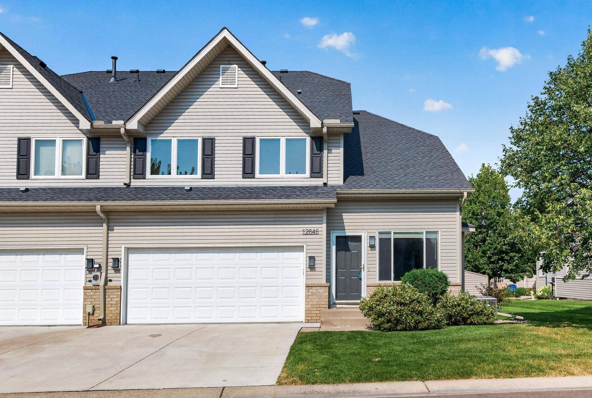 Welcome Home to this fabulous end unit 2-story fully finished townhome in Maple Grove, MN!!