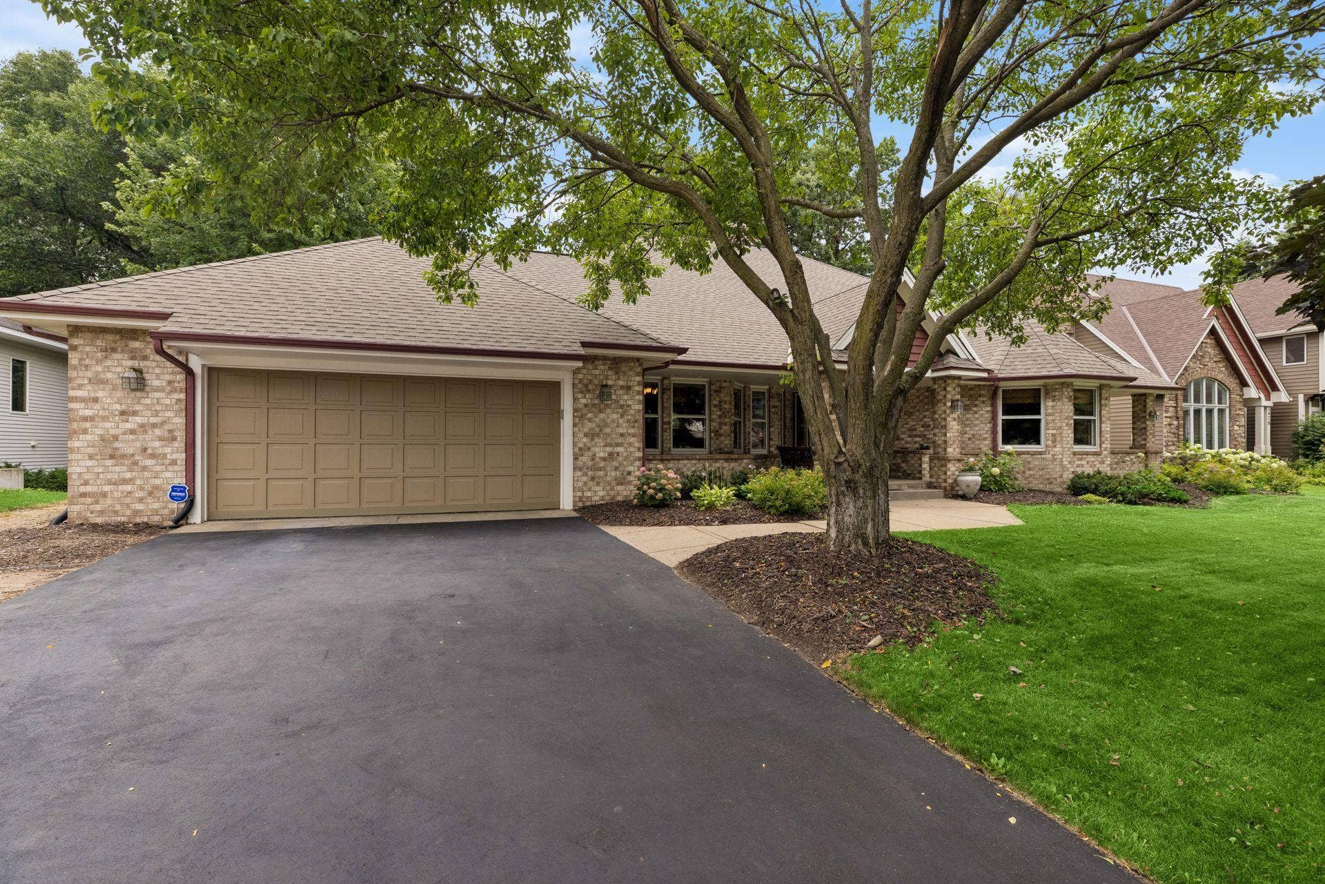 2488 Hillwood Drive E, Maplewood, MN 55119 2488 Hillwood Drive E, Maplewood, MN 55119
