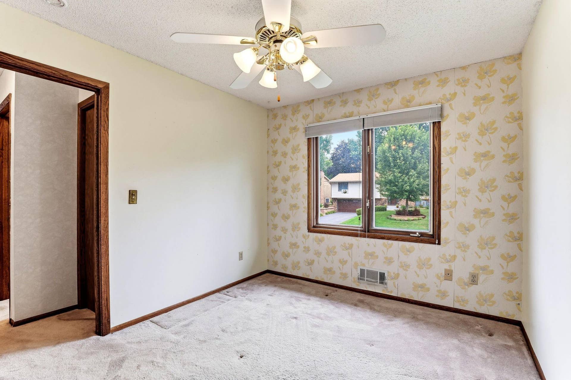525 Lakewood Drive S, Maplewood, MN 55119 14-web-or-mls-525-Lakewood-Dr-S-14.jpg
