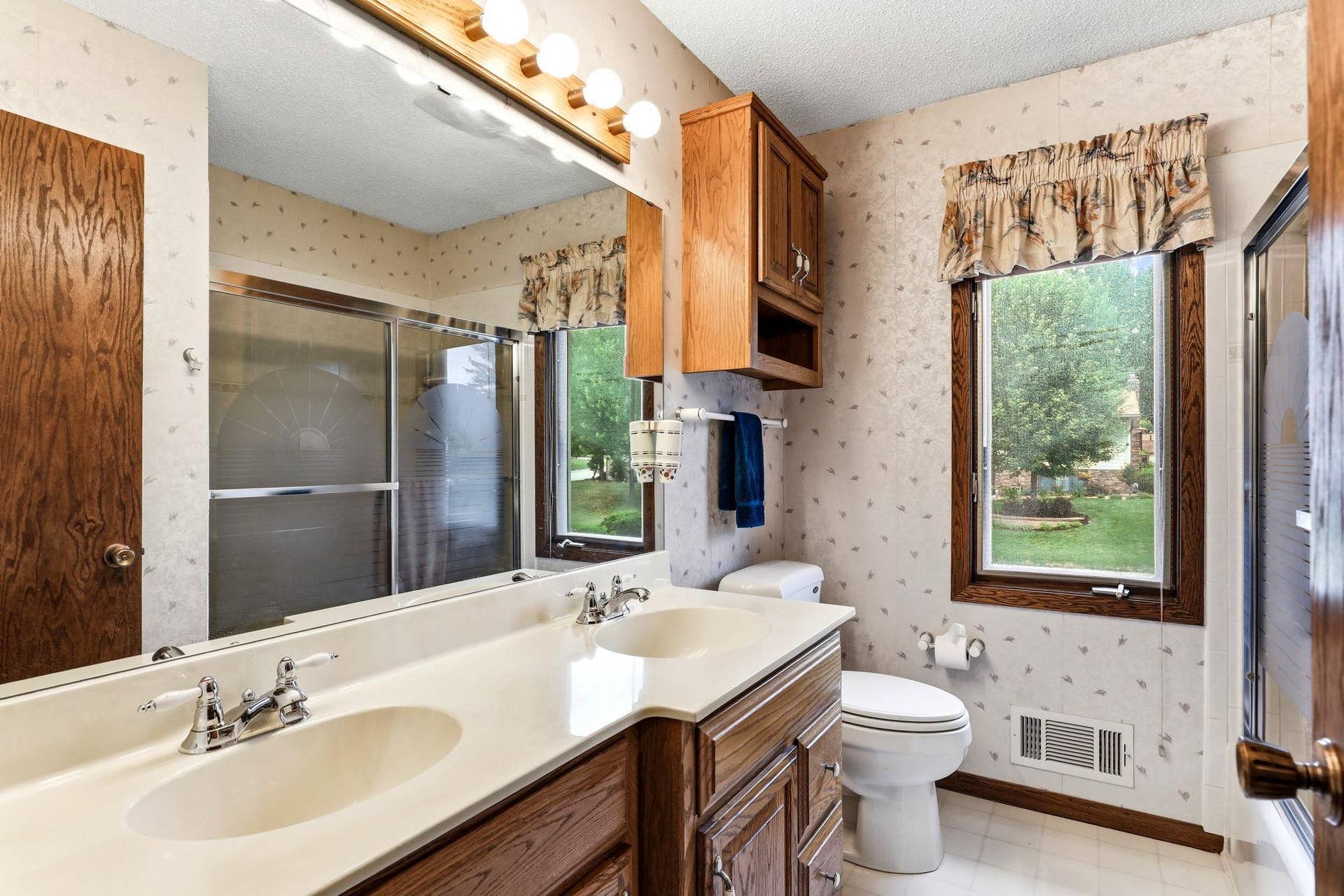 525 Lakewood Drive S, Maplewood, MN 55119 18-web-or-mls-525-Lakewood-Dr-S-18.jpg