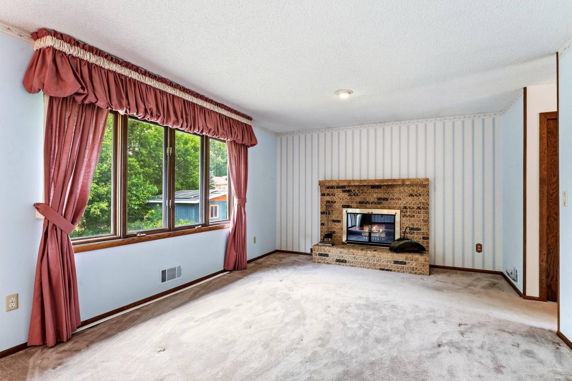 525 Lakewood Drive S, Maplewood, MN 55119 6-web-or-mls-525-Lakewood-Dr-S-06.jpg