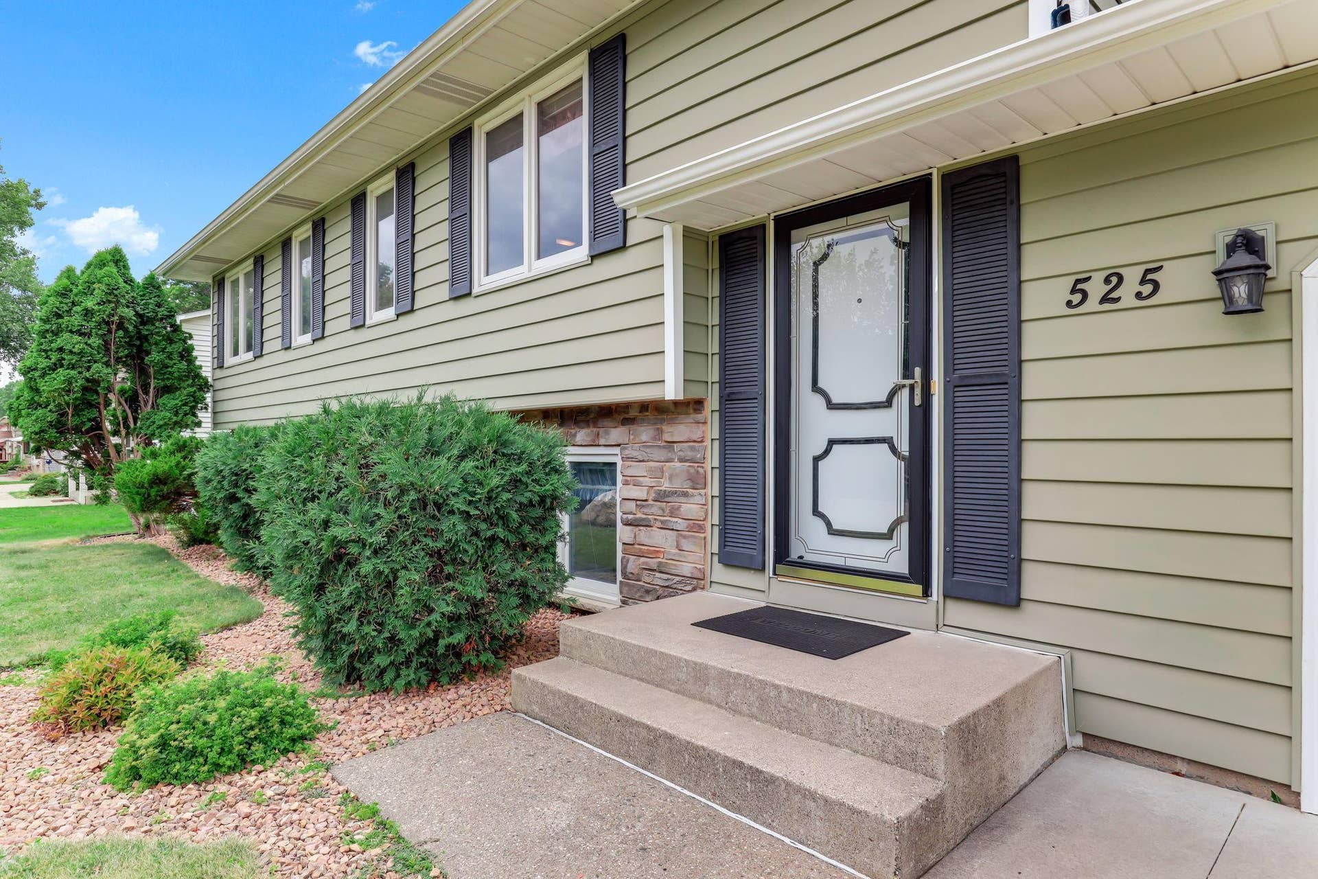 525 Lakewood Drive S, Maplewood, MN 55119 3-web-or-mls-525-Lakewood-Dr-S-03.jpg