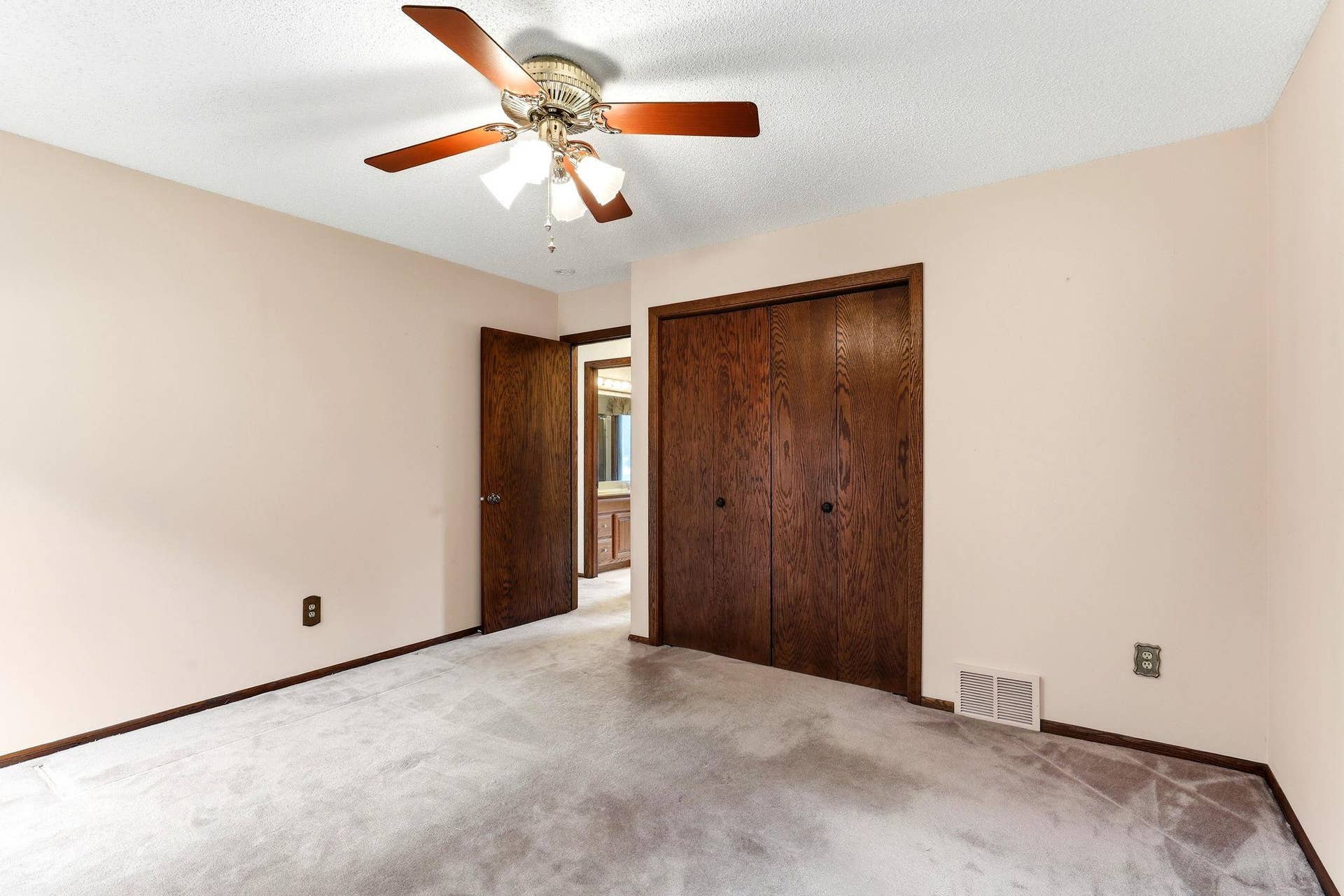 525 Lakewood Drive S, Maplewood, MN 55119 17-web-or-mls-525-Lakewood-Dr-S-17.jpg