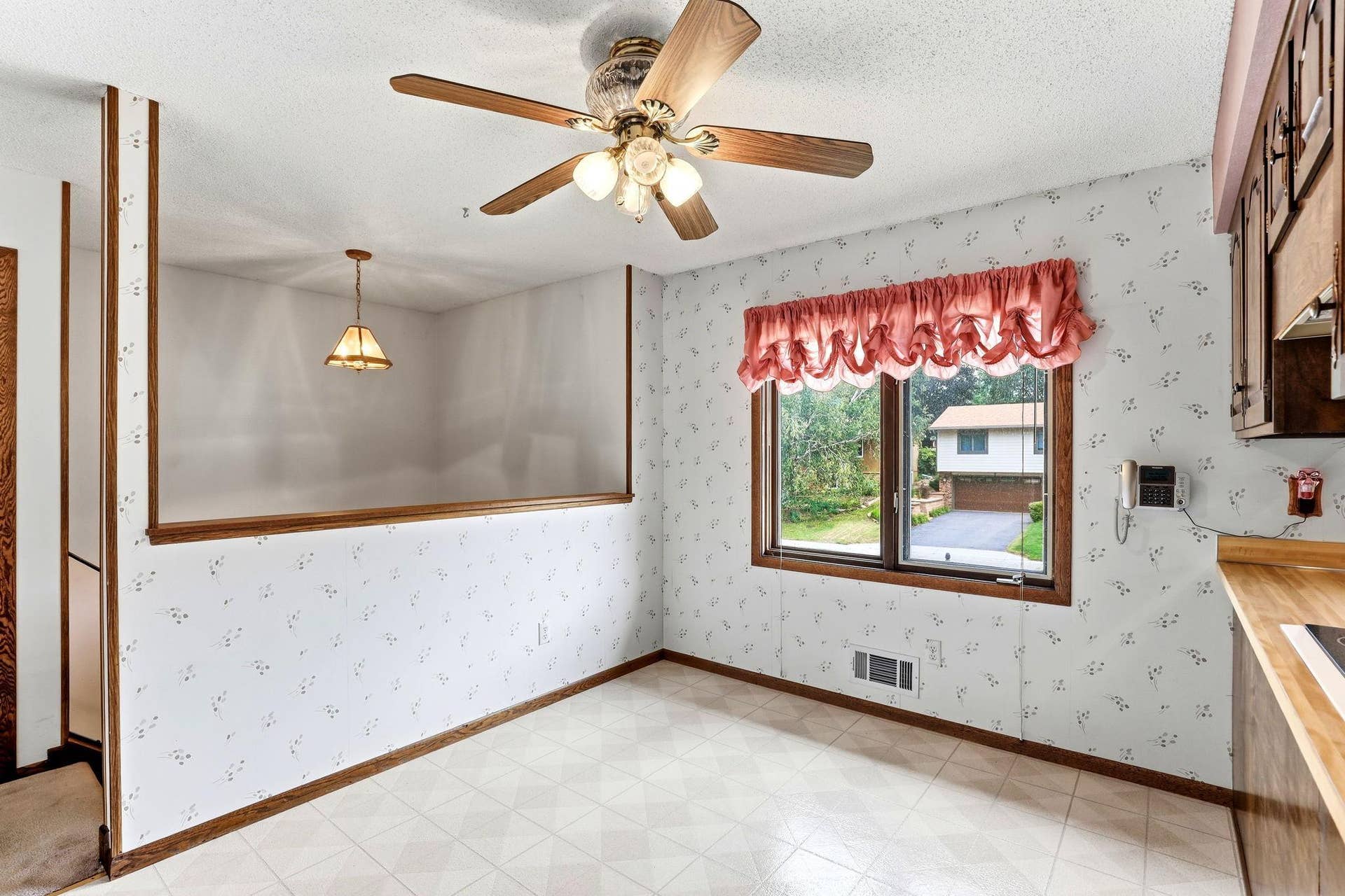 525 Lakewood Drive S, Maplewood, MN 55119 9-web-or-mls-525-Lakewood-Dr-S-09.jpg