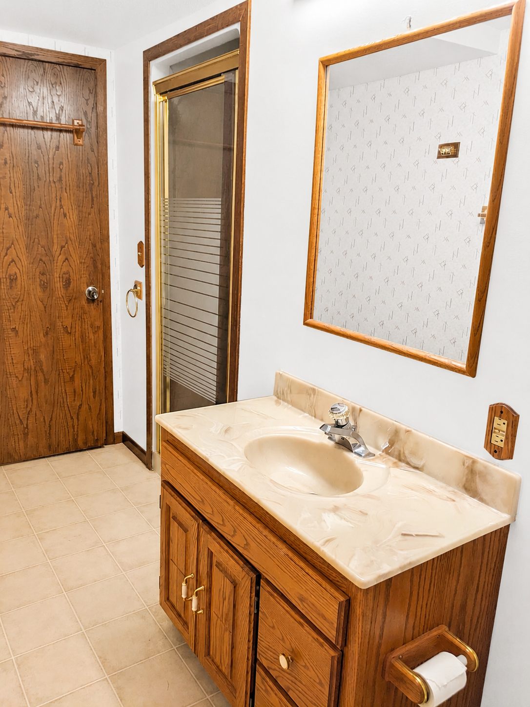525 Lakewood Drive S, Maplewood, MN 55119 525 lakewood lower bath shower photo.png