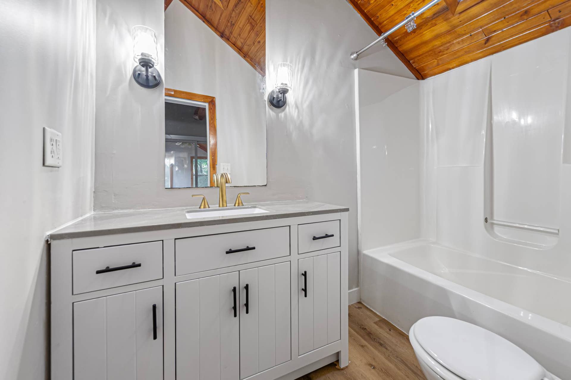 1519 N 4th Street, Mankato, MN 56001 24 bathroom.jpg
