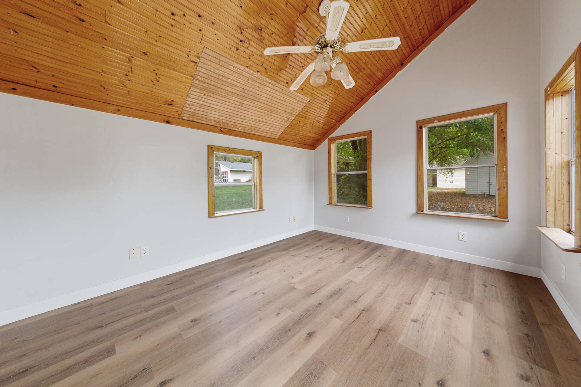 1519 N 4th Street, Mankato, MN 56001 27 3 seasons room.jpg
