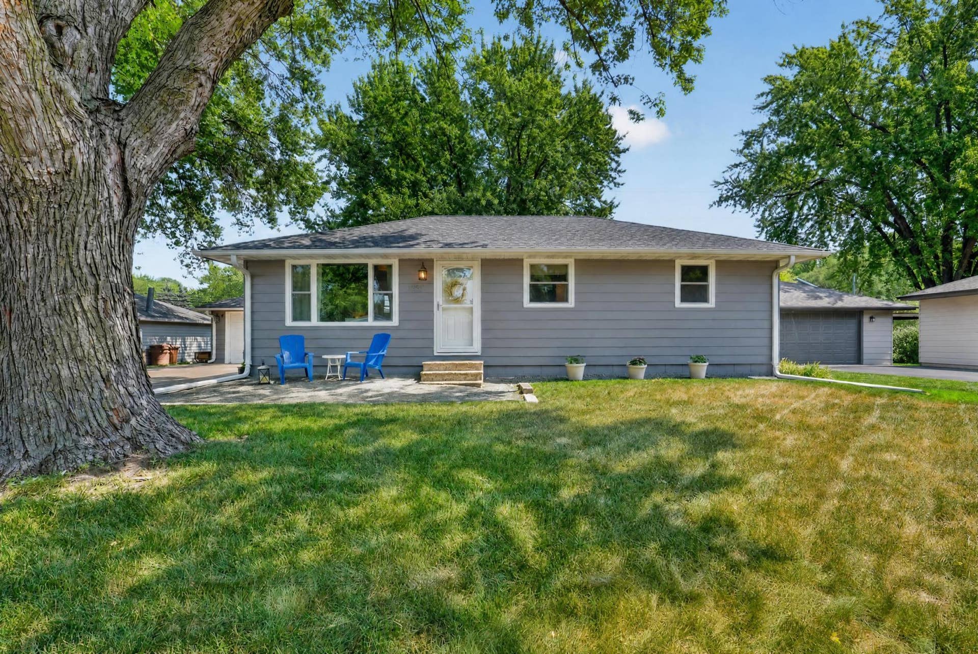 1257 Guthrie Avenue N, Oakdale, MN 55128 Welcome home!