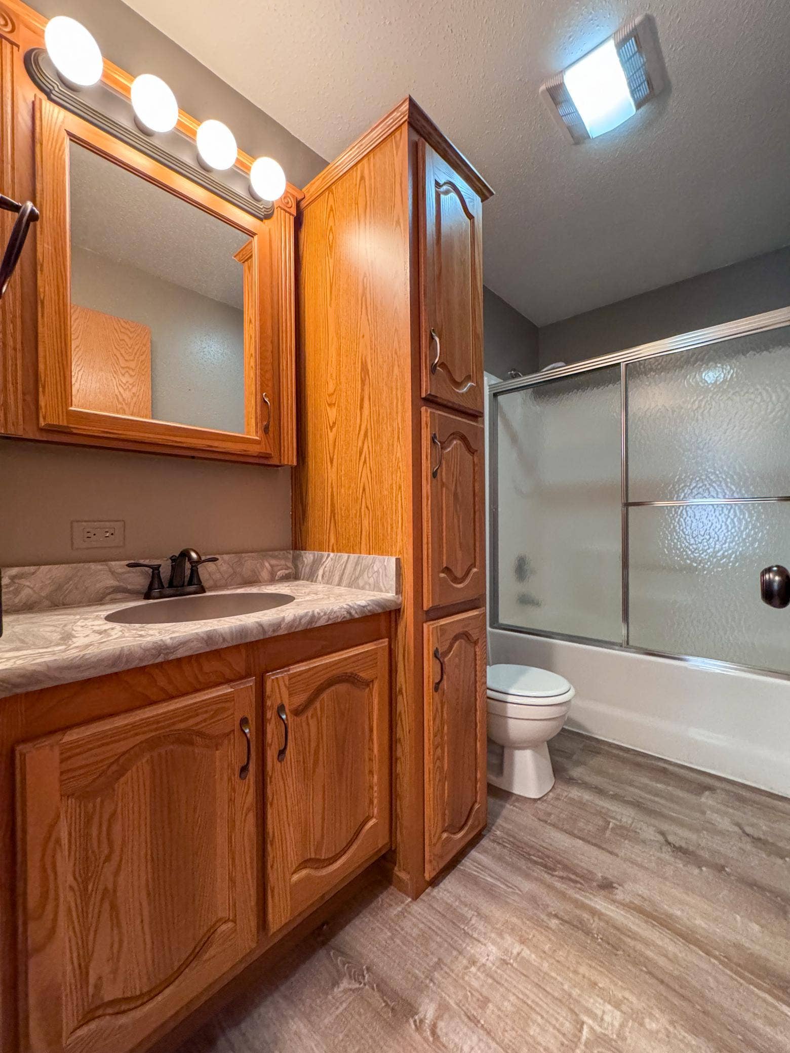 7775 Cardinal Road NW, Bemidji, MN 56601 main bath