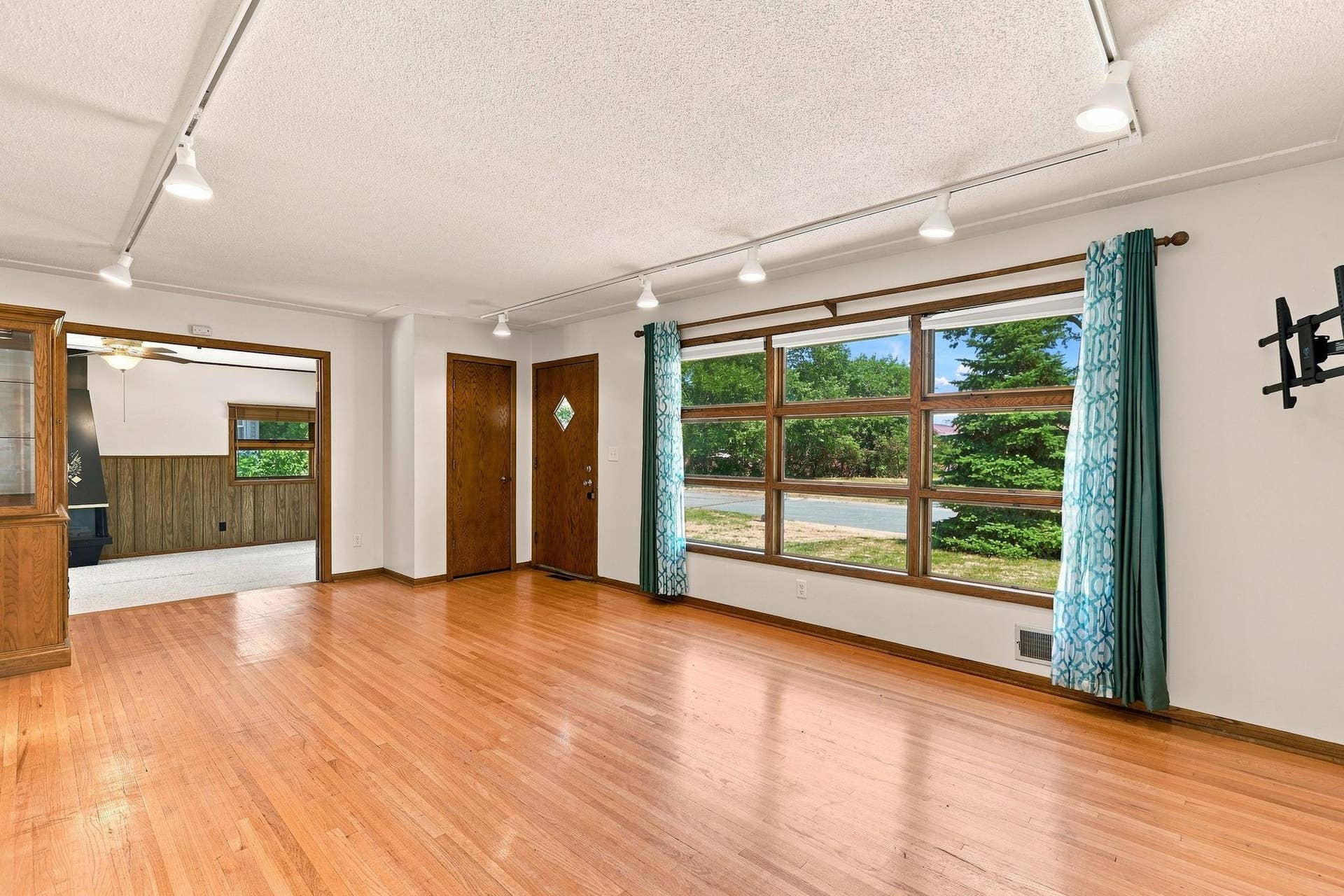 5355 Northport Drive, Brooklyn Center, MN 55429 5355 Northport Drive, Brooklyn Center, MN 55429