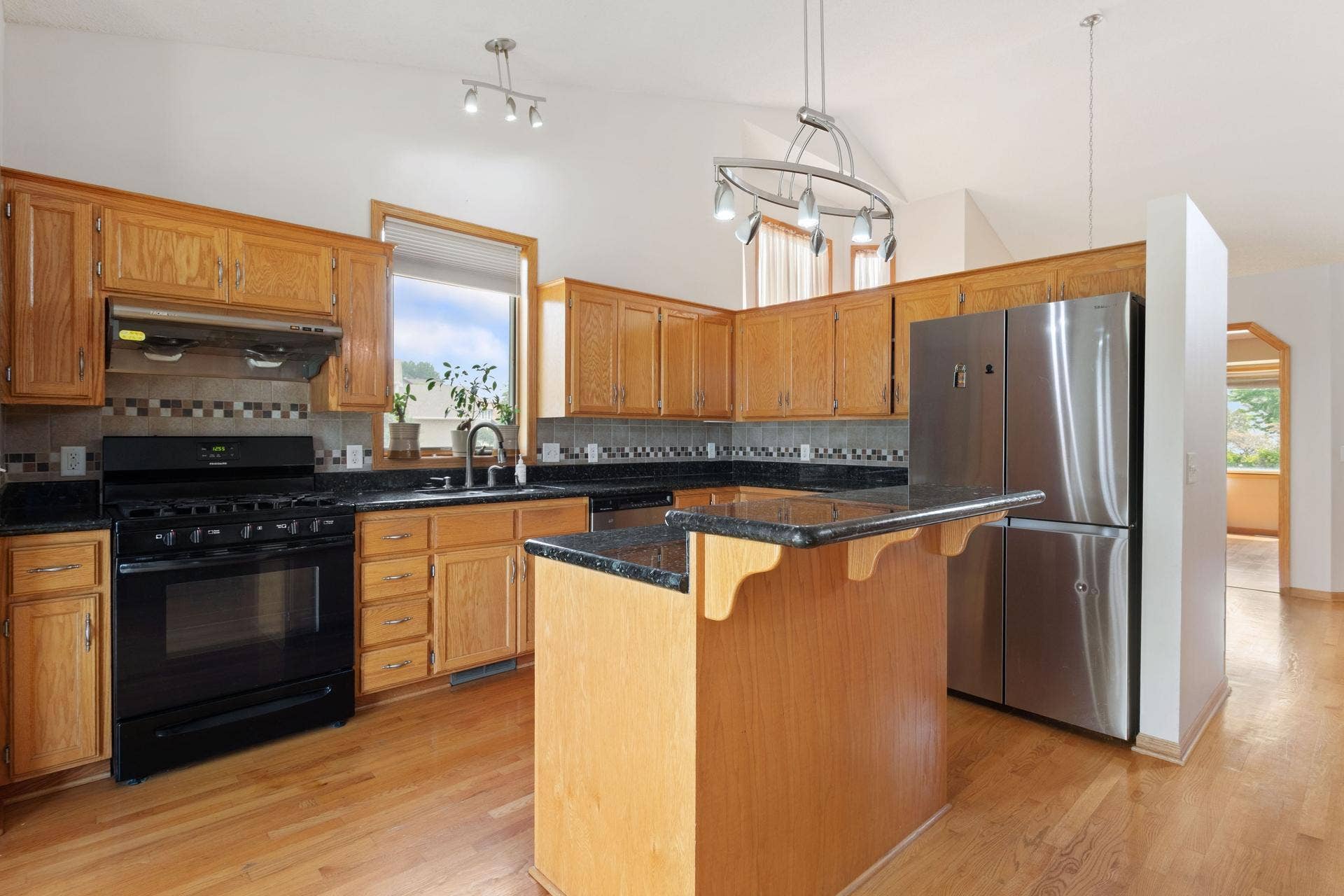 10049 Butternut Court N, Brooklyn Park, MN 55443 14 Kitchen.jpg