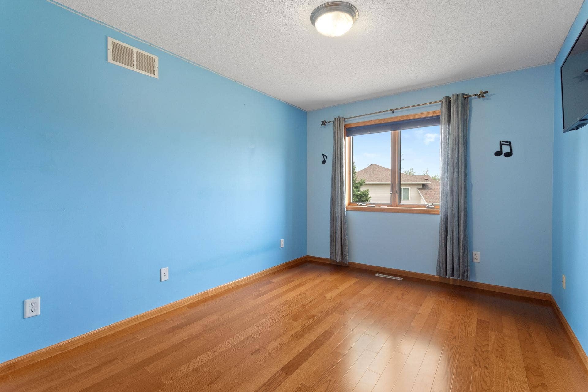 10049 Butternut Court N, Brooklyn Park, MN 55443 09 2nd upper level bedroom.jpg