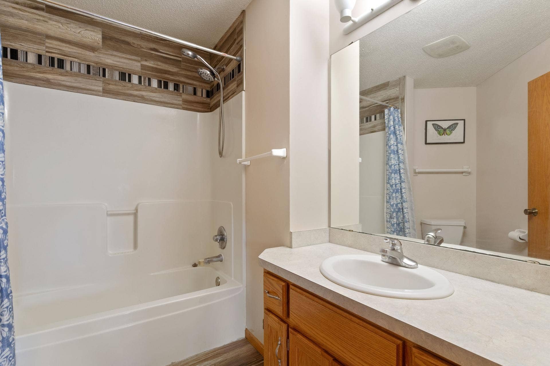 10049 Butternut Court N, Brooklyn Park, MN 55443 20 Upper level full bath.jpg