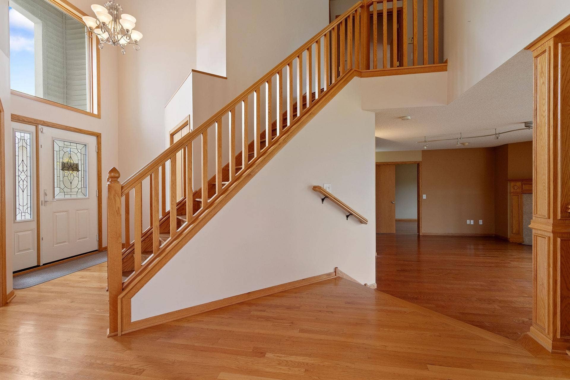 10049 Butternut Court N, Brooklyn Park, MN 55443 02 Large foyer.jpg