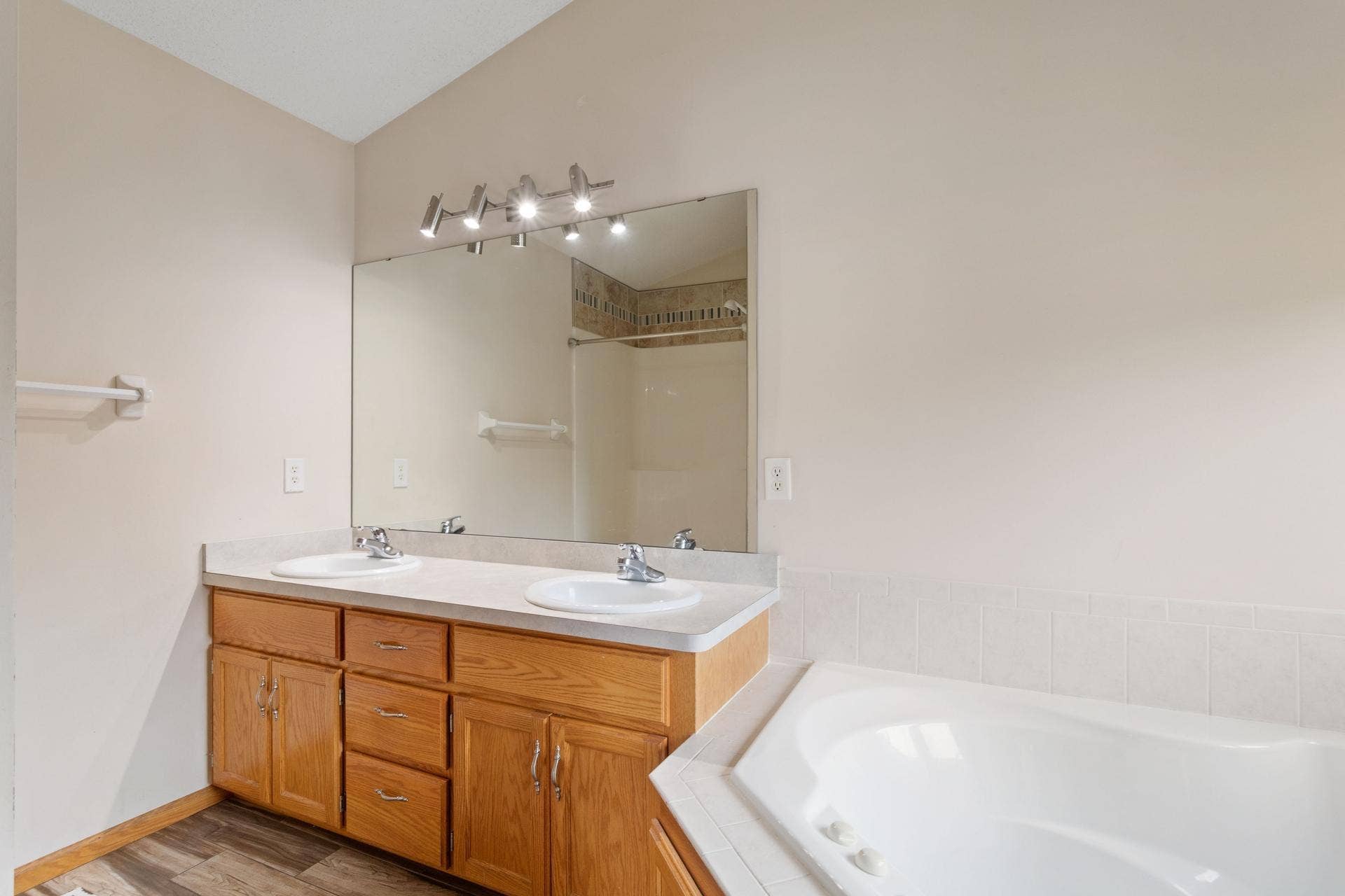 10049 Butternut Court N, Brooklyn Park, MN 55443 08 Full private primary bath.jpg