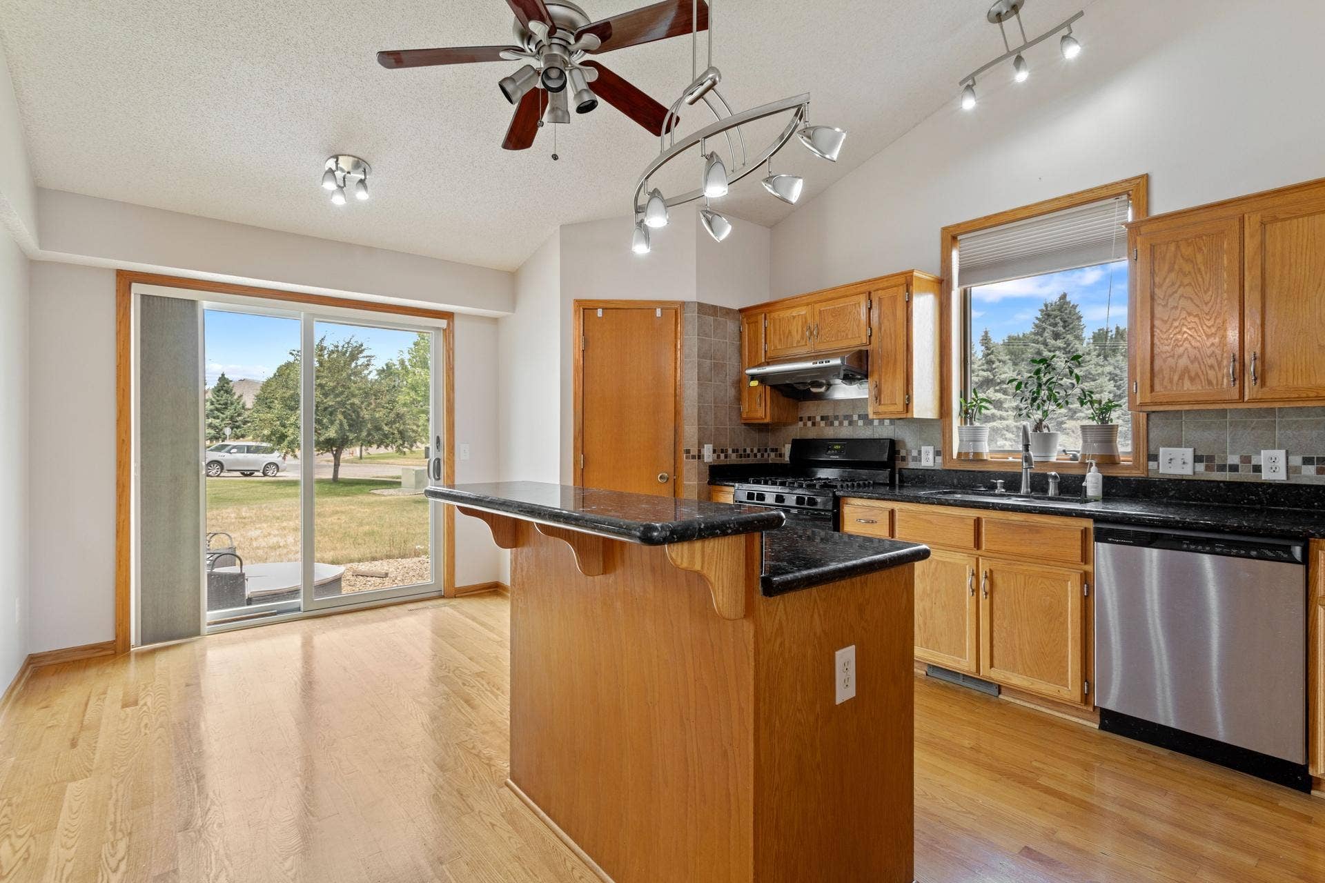 10049 Butternut Court N, Brooklyn Park, MN 55443 04 Kitchen.jpg