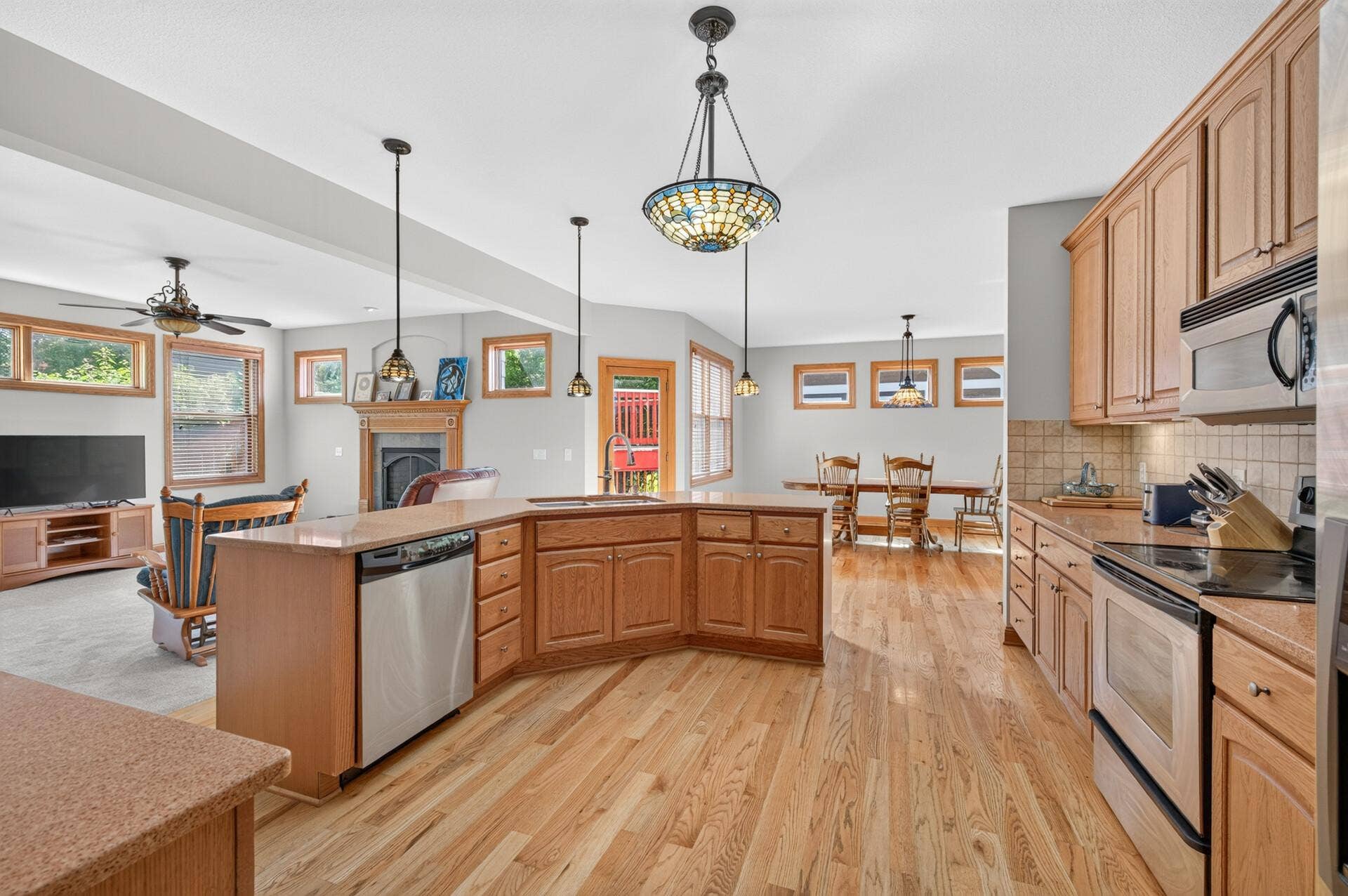 63_11224_Halstead13 (1)_mls.jpg