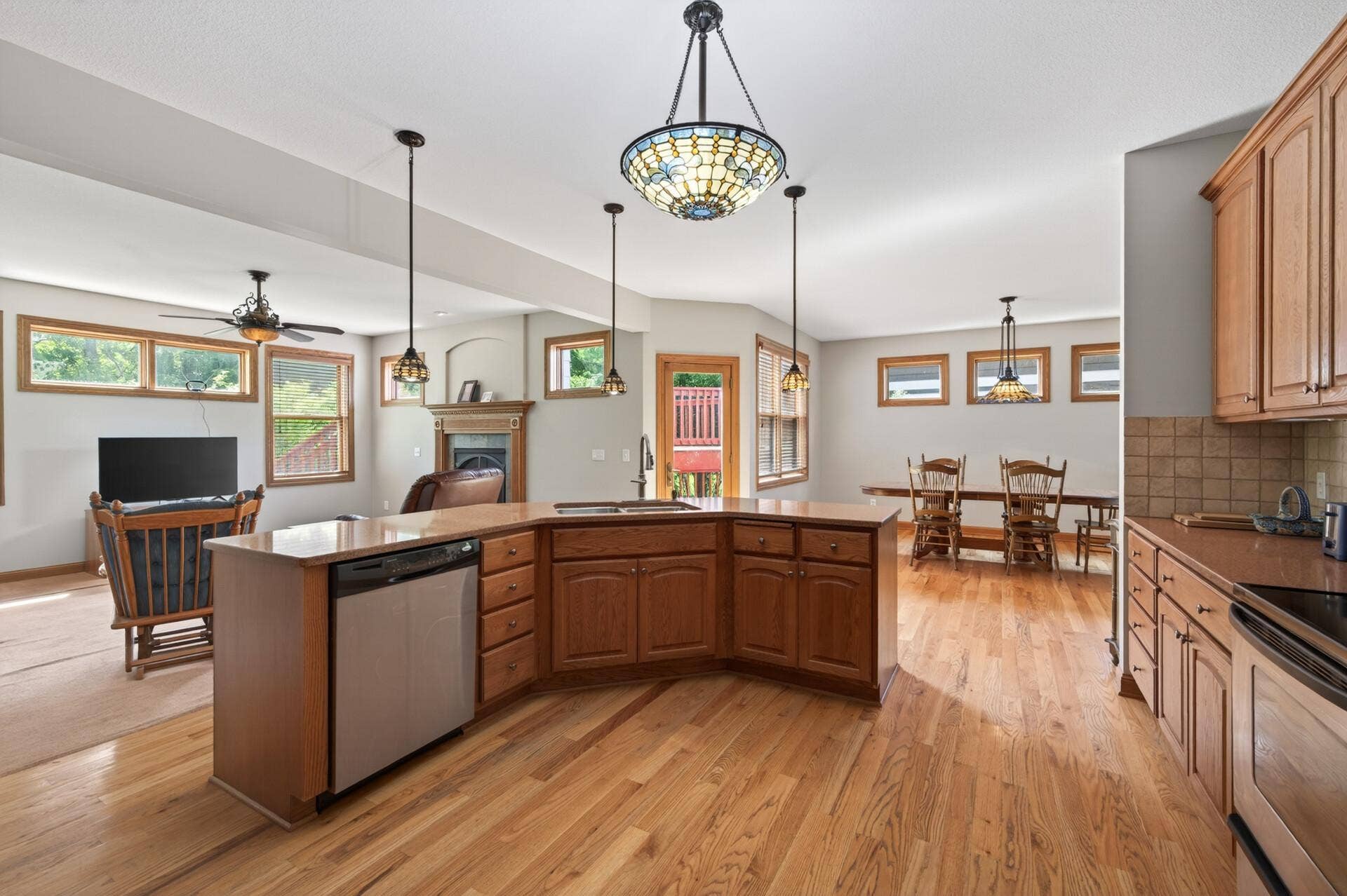 Open concept main level!