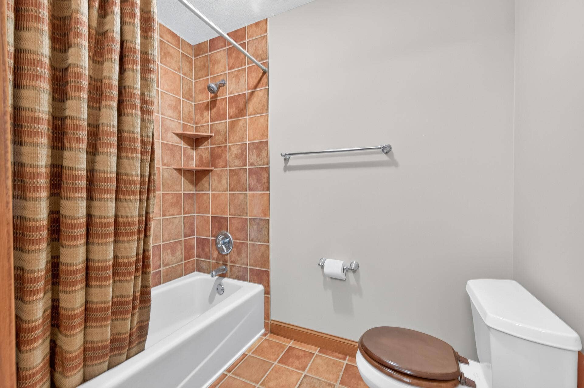 Upper Level Full Bath