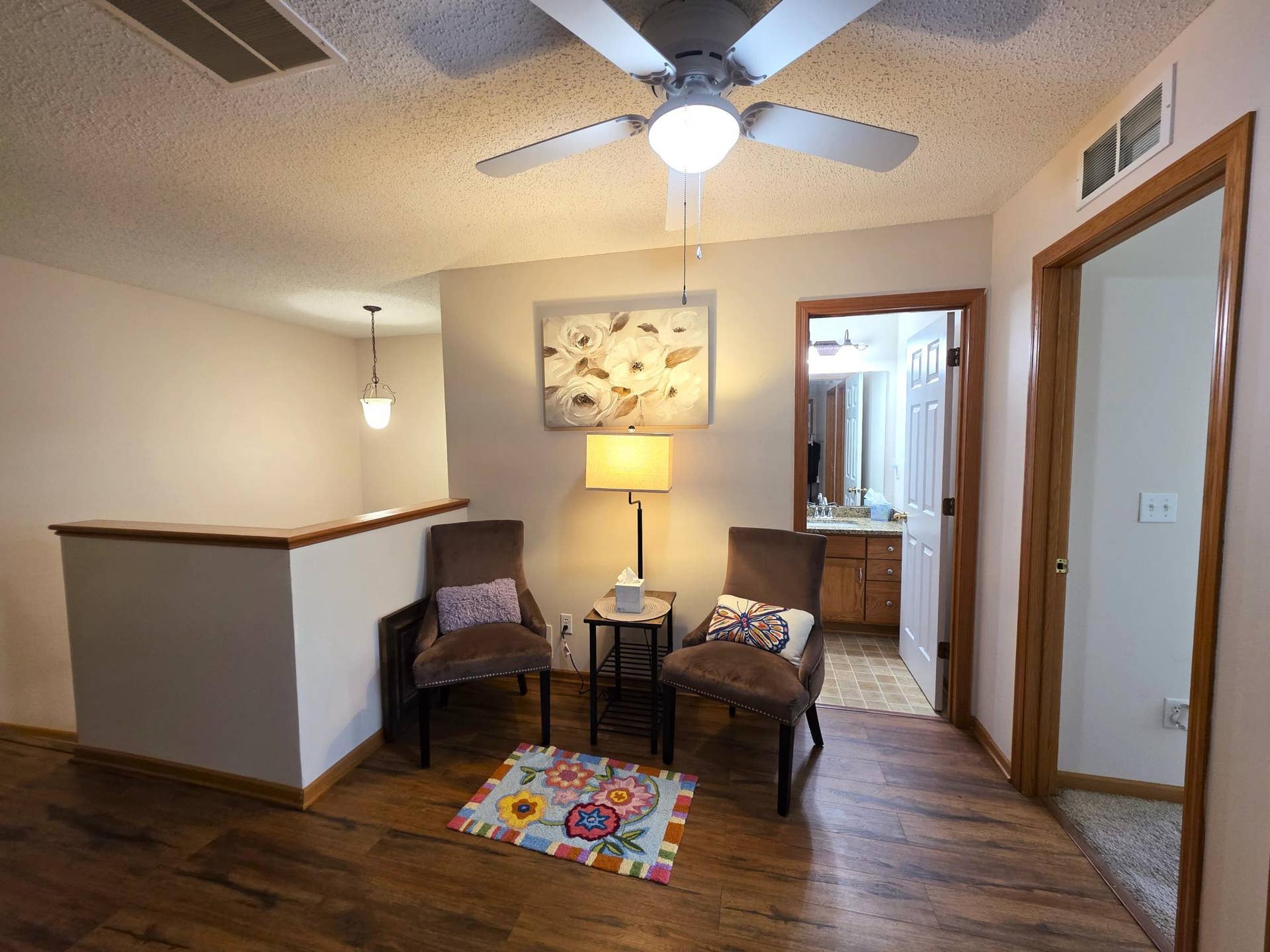 1611 Woodlynn Avenue, #3, Maplewood, MN 55109 This versatile loft area is ideal for a home office, reading nook, or lounge space.