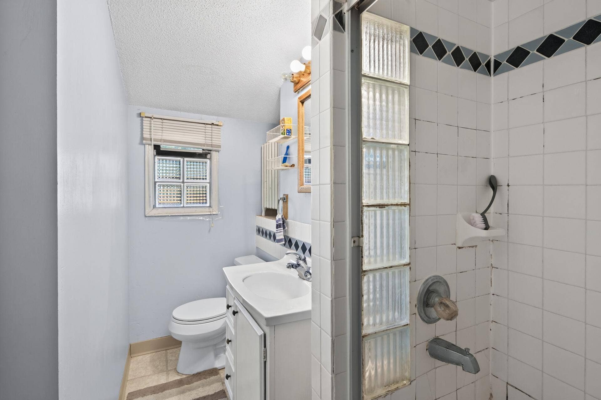 1437 Minnehaha Avenue W, 93, Saint Paul, MN 55104 Upper Level Bathroom