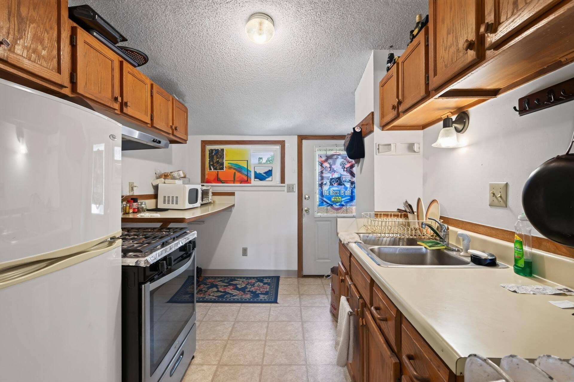 1437 Minnehaha Avenue W, 93, Saint Paul, MN 55104 Upper Level Entry and Kitchen