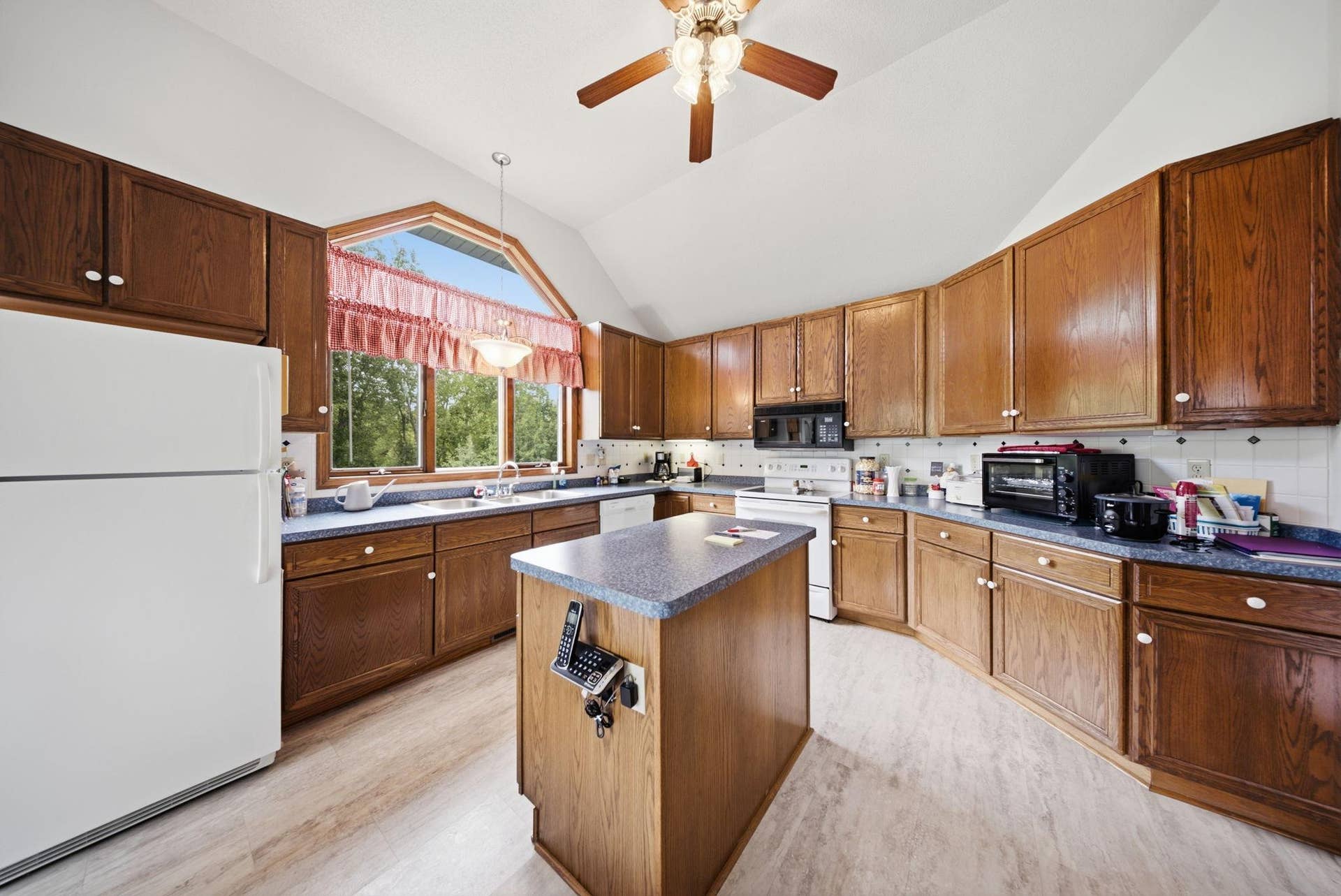 4852 Hillvale Avenue N, Oakdale, MN 55128 10-web-or-mls-DSC02270.jpg